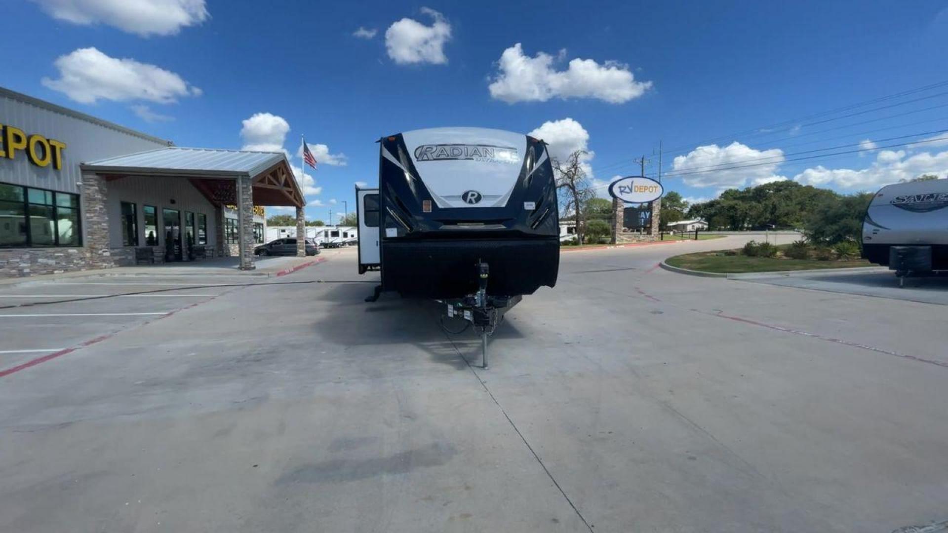 2019 HEARTLAND RADIANCE 32BH (5RXFB3620K2) , Length: 36.58 ft. | Dry Weight: 7,520 lbs | Gross Weight: 9,740 lbs. | Slides: 2 transmission, located at 4319 N Main Street, Cleburne, TX, 76033, (817) 221-0660, 32.435829, -97.384178 - Photo#4