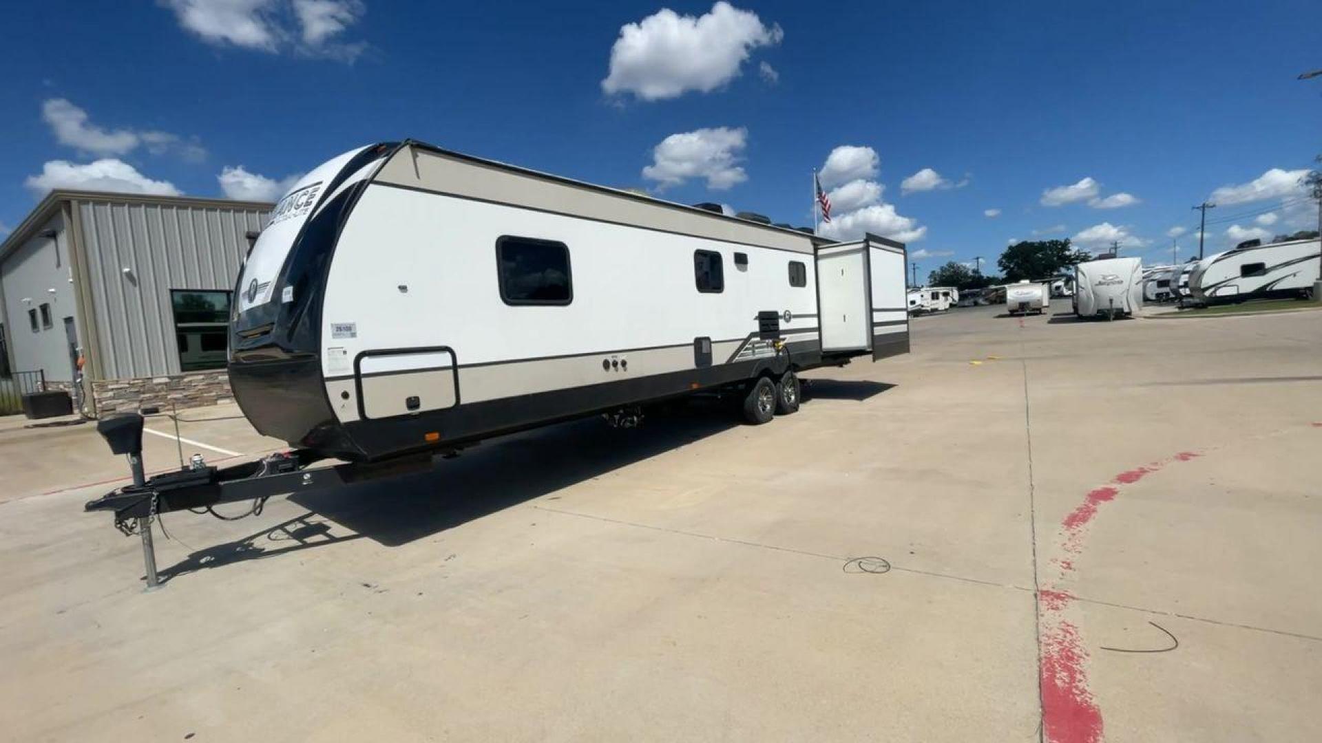 2019 HEARTLAND RADIANCE 32BH (5RXFB3620K2) , Length: 36.58 ft. | Dry Weight: 7,520 lbs | Gross Weight: 9,740 lbs. | Slides: 2 transmission, located at 4319 N Main Street, Cleburne, TX, 76033, (817) 221-0660, 32.435829, -97.384178 - Photo#5