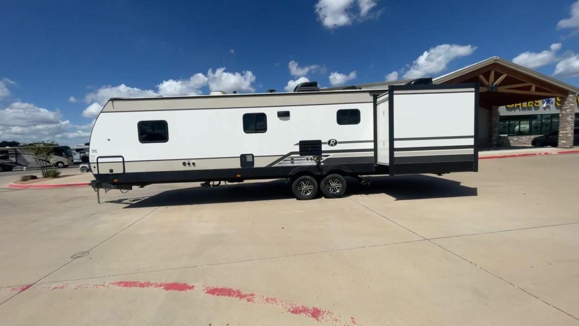 2019 HEARTLAND RADIANCE 32BH (5RXFB3620K2) , Length: 36.58 ft. | Dry Weight: 7,520 lbs | Gross Weight: 9,740 lbs. | Slides: 2 transmission, located at 4319 N Main Street, Cleburne, TX, 76033, (817) 221-0660, 32.435829, -97.384178 - Photo#6