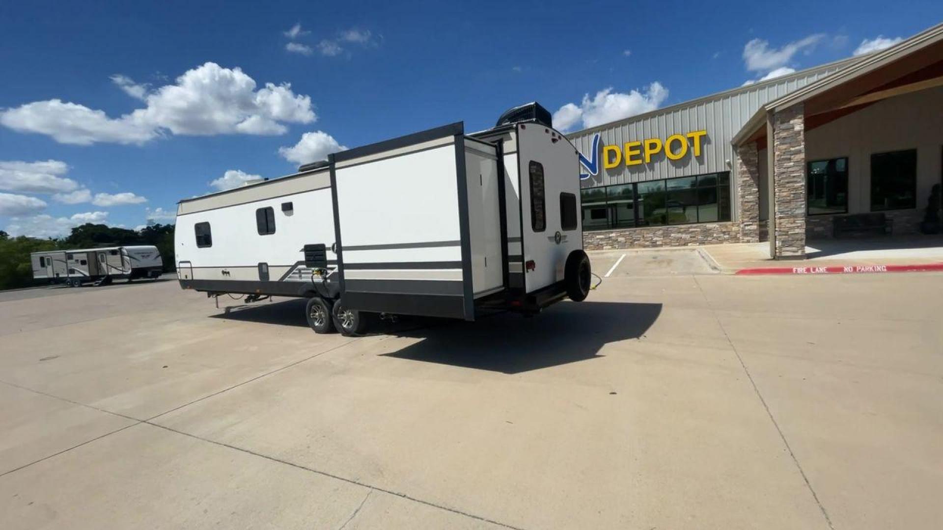 2019 HEARTLAND RADIANCE 32BH (5RXFB3620K2) , Length: 36.58 ft. | Dry Weight: 7,520 lbs | Gross Weight: 9,740 lbs. | Slides: 2 transmission, located at 4319 N Main Street, Cleburne, TX, 76033, (817) 221-0660, 32.435829, -97.384178 - Photo#7