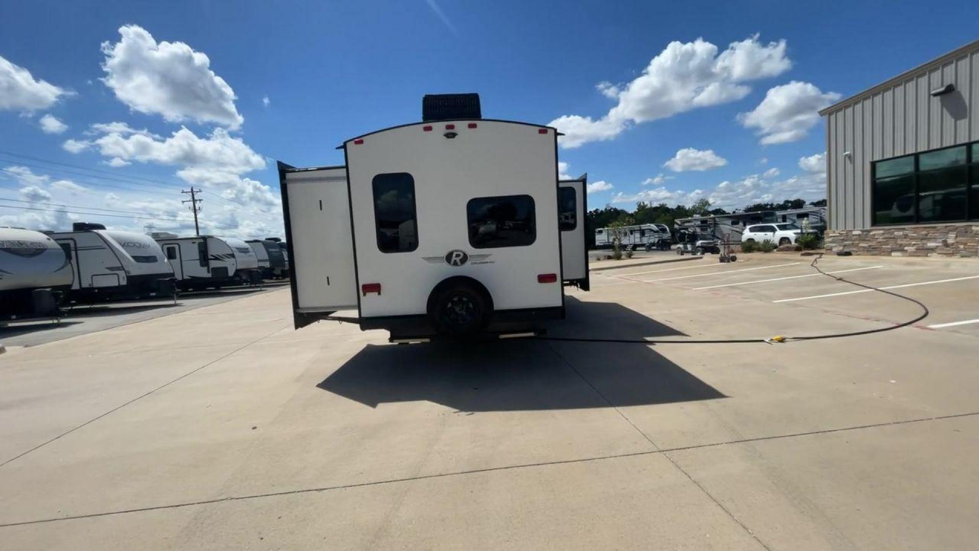 2019 HEARTLAND RADIANCE 32BH (5RXFB3620K2) , Length: 36.58 ft. | Dry Weight: 7,520 lbs | Gross Weight: 9,740 lbs. | Slides: 2 transmission, located at 4319 N Main Street, Cleburne, TX, 76033, (817) 221-0660, 32.435829, -97.384178 - Photo#8