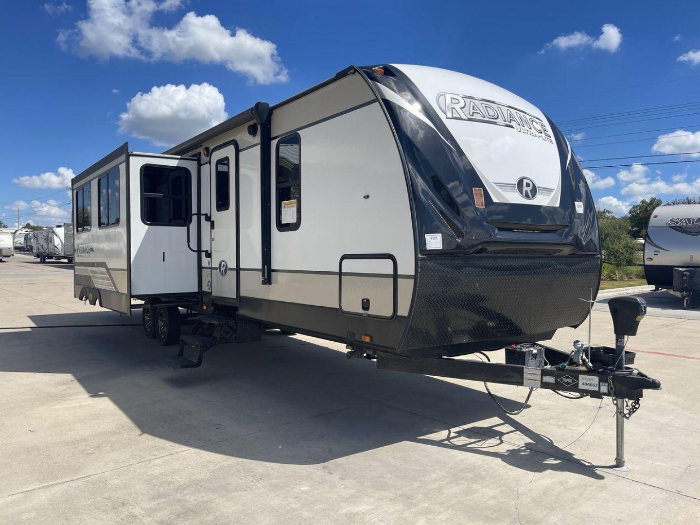 2019 HEARTLAND RADIANCE 32BH (5RXFB3620K2) , Length: 36.58 ft. | Dry Weight: 7,520 lbs | Gross Weight: 9,740 lbs. | Slides: 2 transmission, located at 4319 N Main Street, Cleburne, TX, 76033, (817) 221-0660, 32.435829, -97.384178 - Photo#23