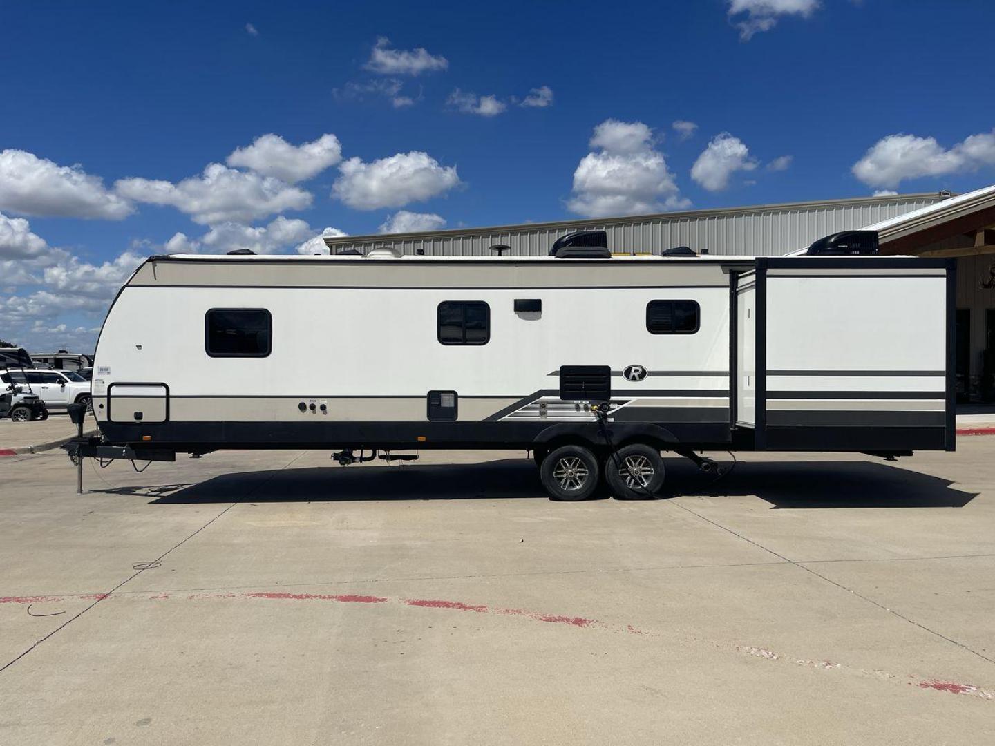 2019 HEARTLAND RADIANCE 32BH (5RXFB3620K2) , Length: 36.58 ft. | Dry Weight: 7,520 lbs | Gross Weight: 9,740 lbs. | Slides: 2 transmission, located at 4319 N Main Street, Cleburne, TX, 76033, (817) 221-0660, 32.435829, -97.384178 - Photo#24