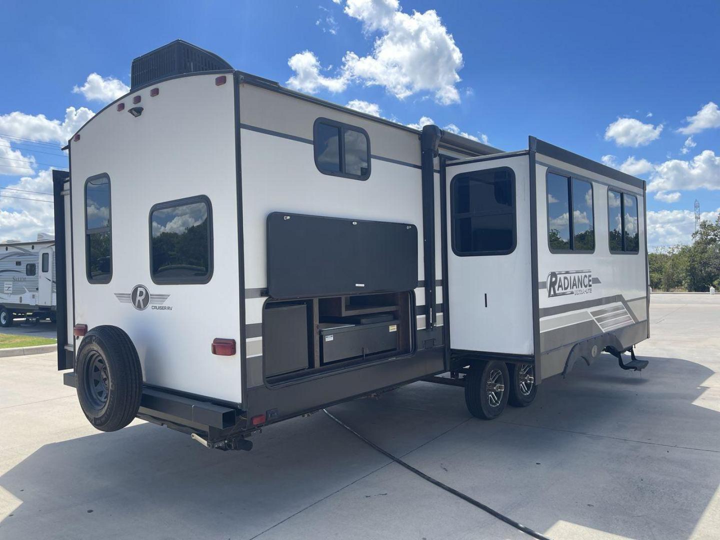 2019 HEARTLAND RADIANCE 32BH (5RXFB3620K2) , Length: 36.58 ft. | Dry Weight: 7,520 lbs | Gross Weight: 9,740 lbs. | Slides: 2 transmission, located at 4319 N Main Street, Cleburne, TX, 76033, (817) 221-0660, 32.435829, -97.384178 - Photo#25