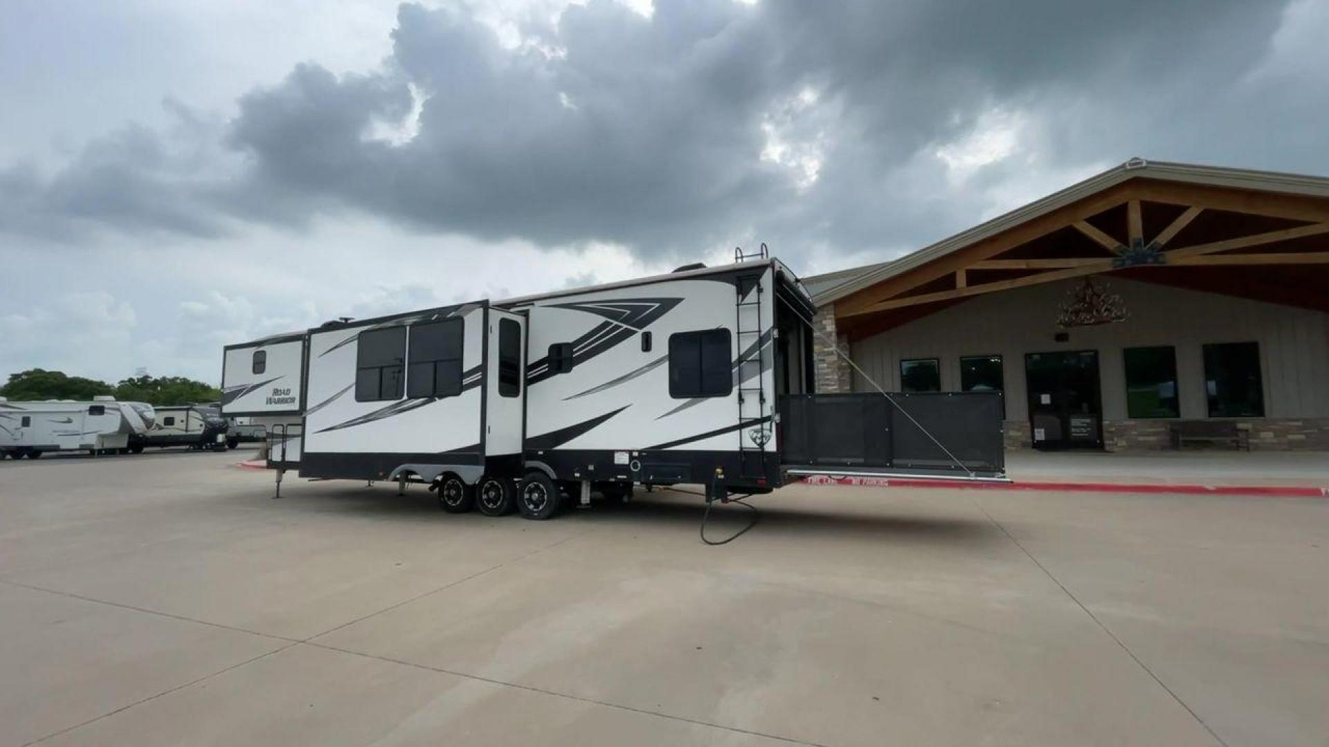 2019 HEARTLAND ROAD WARRIOR 427RW (5SFCG4435KE) , Length: 44.08 ft. | Dry Weight: 16,400 lbs. | Gross Weight: 20,000 lbs. | Slides: 2 transmission, located at 4319 N Main Street, Cleburne, TX, 76033, (817) 221-0660, 32.435829, -97.384178 - The 2019 Heartland Road Warrior 427RW fifth wheel toy hauler is ready for your next journey. The length of this amazing RV is 44.08 feet, its dry weight is 16,400 lbs and its gross weight is 20,000 lbs. This makes it stable and long-lasting on the road. This RV is strong and stylish, with two slides - Photo#7