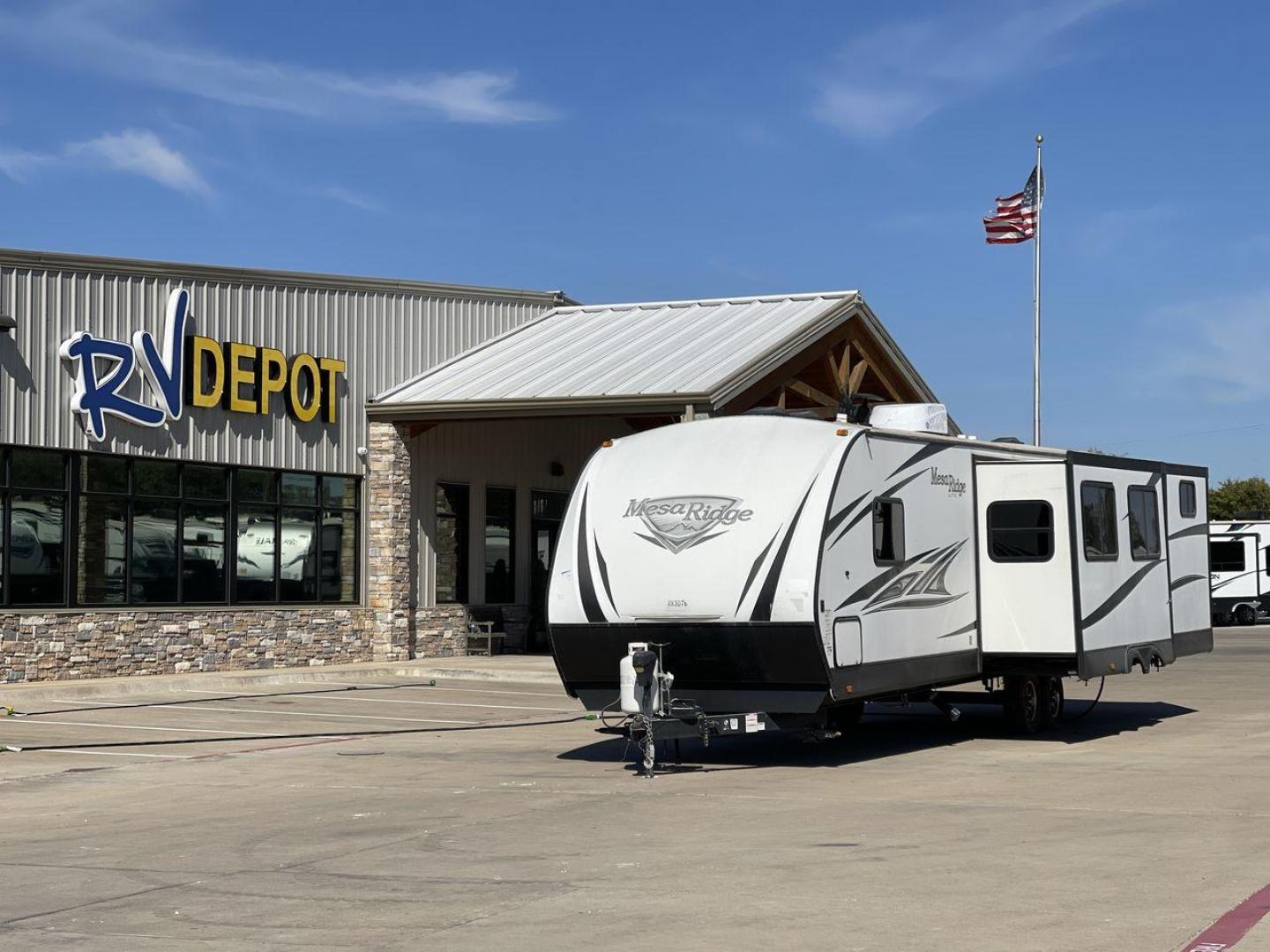 2019 BLACK HIGHLAND RIDGE MESA RIDGE 3310BH (58TBH0BT2K3) , Length: 37.42 ft | Dry Weight: 6,795 lbs | Gross Weight: 8,995 lbs | Slides: 2 transmission, located at 4319 N Main Street, Cleburne, TX, 76033, (817) 221-0660, 32.435829, -97.384178 - This 2019 Highland Ridge Mesa Ridge Lite MR3310BH measures 37.42ft with a GVWR of 8,995 lbs. It features two slideouts and an arched vaulted ceiling to give you and your family more comfortable living space. It also includes 32 cu.ft. pass-thru storage and power front and rear stabilizer jacks. The - Photo#0