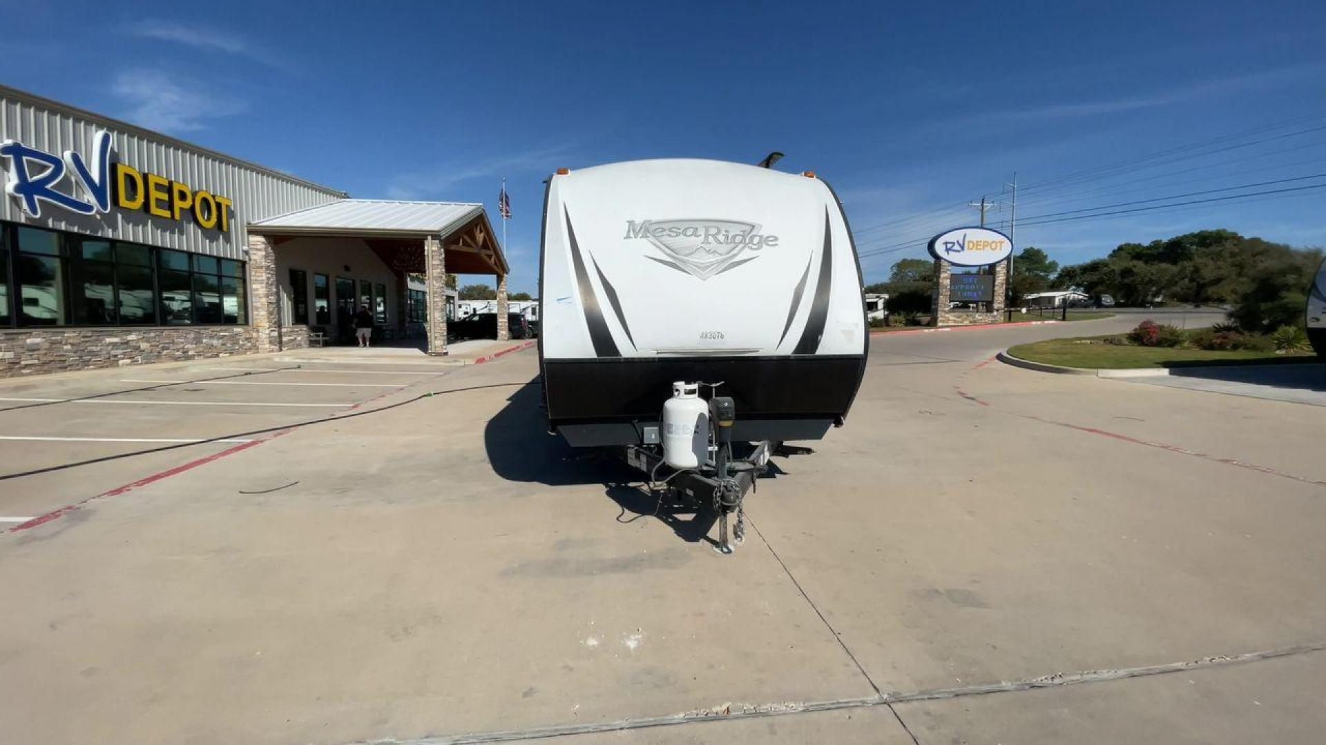 2019 BLACK HIGHLAND RIDGE MESA RIDGE 3310BH (58TBH0BT2K3) , Length: 37.42 ft | Dry Weight: 6,795 lbs | Gross Weight: 8,995 lbs | Slides: 2 transmission, located at 4319 N Main Street, Cleburne, TX, 76033, (817) 221-0660, 32.435829, -97.384178 - This 2019 Highland Ridge Mesa Ridge Lite MR3310BH measures 37.42ft with a GVWR of 8,995 lbs. It features two slideouts and an arched vaulted ceiling to give you and your family more comfortable living space. It also includes 32 cu.ft. pass-thru storage and power front and rear stabilizer jacks. The - Photo#4