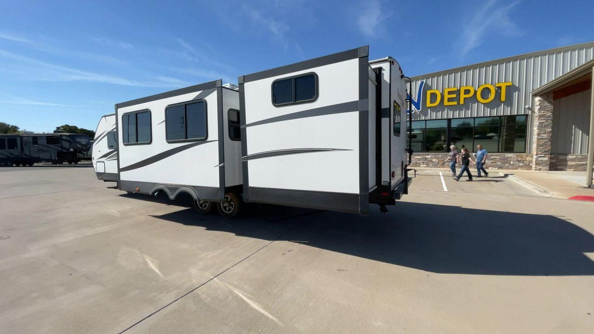 2019 BLACK HIGHLAND RIDGE MESA RIDGE 3310BH (58TBH0BT2K3) , Length: 37.42 ft | Dry Weight: 6,795 lbs | Gross Weight: 8,995 lbs | Slides: 2 transmission, located at 4319 N Main Street, Cleburne, TX, 76033, (817) 221-0660, 32.435829, -97.384178 - This 2019 Highland Ridge Mesa Ridge Lite MR3310BH measures 37.42ft with a GVWR of 8,995 lbs. It features two slideouts and an arched vaulted ceiling to give you and your family more comfortable living space. It also includes 32 cu.ft. pass-thru storage and power front and rear stabilizer jacks. The - Photo#7