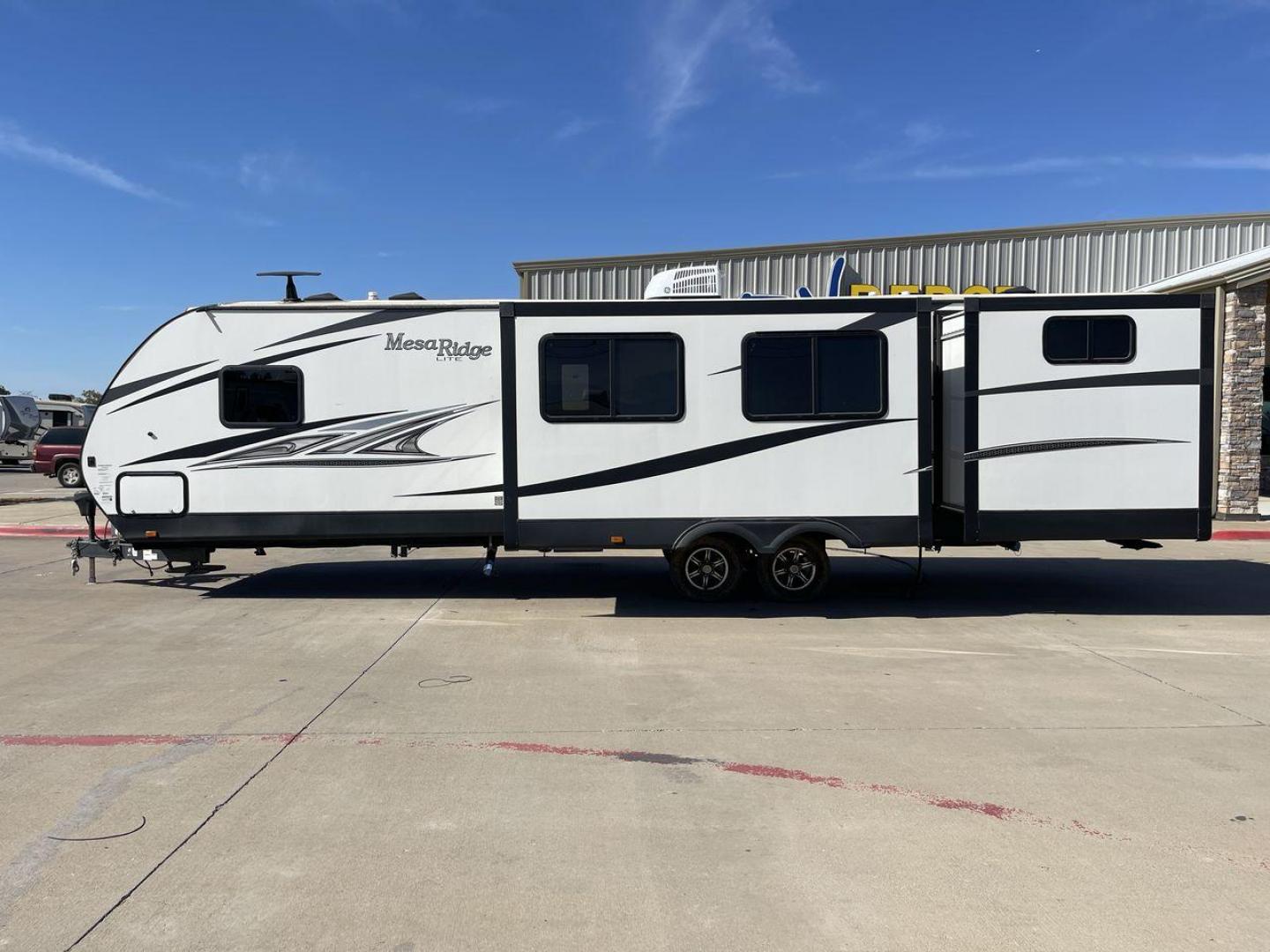 2019 BLACK HIGHLAND RIDGE MESA RIDGE 3310BH (58TBH0BT2K3) , Length: 37.42 ft | Dry Weight: 6,795 lbs | Gross Weight: 8,995 lbs | Slides: 2 transmission, located at 4319 N Main Street, Cleburne, TX, 76033, (817) 221-0660, 32.435829, -97.384178 - This 2019 Highland Ridge Mesa Ridge Lite MR3310BH measures 37.42ft with a GVWR of 8,995 lbs. It features two slideouts and an arched vaulted ceiling to give you and your family more comfortable living space. It also includes 32 cu.ft. pass-thru storage and power front and rear stabilizer jacks. The - Photo#23