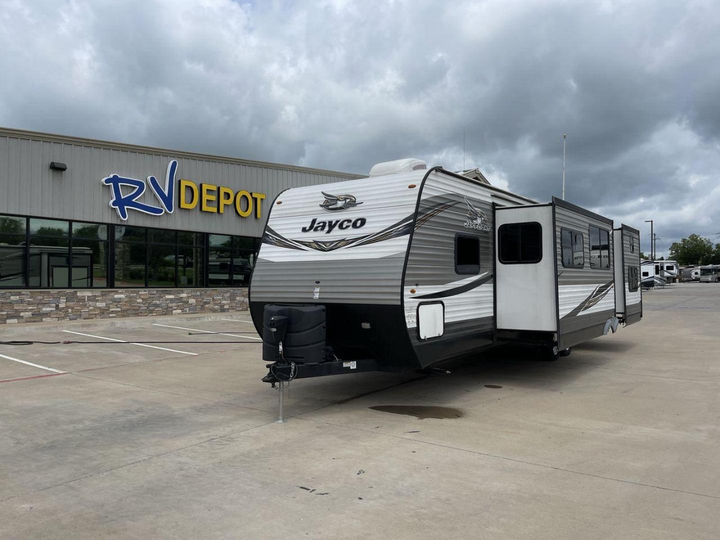 2019 JAYCO JAYFLIGHT 32RSBH (1UJBJ0BT0K1) , located at 4319 N Main Street, Cleburne, TX, 76033, (817) 221-0660, 32.435829, -97.384178 - Photo#0