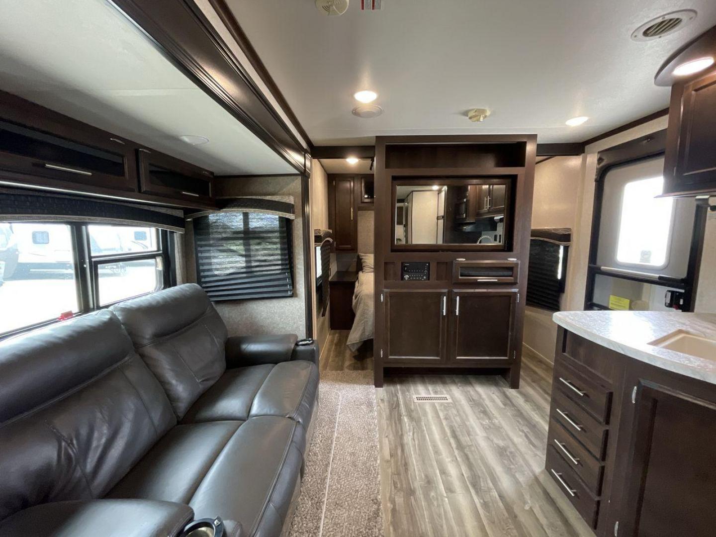 2019 JAYCO JAYFLIGHT 32RSBH (1UJBJ0BT0K1) , located at 4319 N Main Street, Cleburne, TX, 76033, (817) 221-0660, 32.435829, -97.384178 - Photo#11