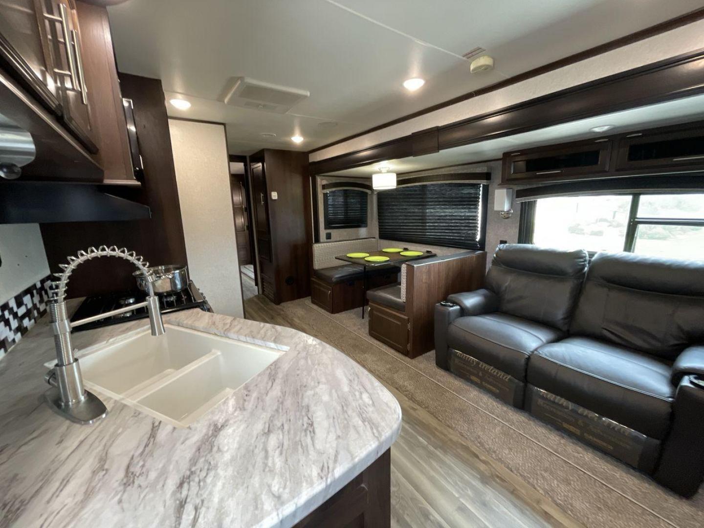 2019 JAYCO JAYFLIGHT 32RSBH (1UJBJ0BT0K1) , located at 4319 N Main Street, Cleburne, TX, 76033, (817) 221-0660, 32.435829, -97.384178 - Photo#12