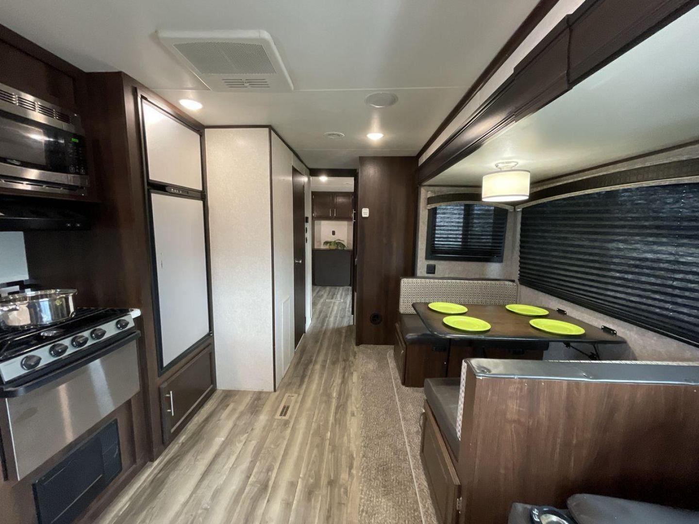 2019 JAYCO JAYFLIGHT 32RSBH (1UJBJ0BT0K1) , located at 4319 N Main Street, Cleburne, TX, 76033, (817) 221-0660, 32.435829, -97.384178 - Photo#13