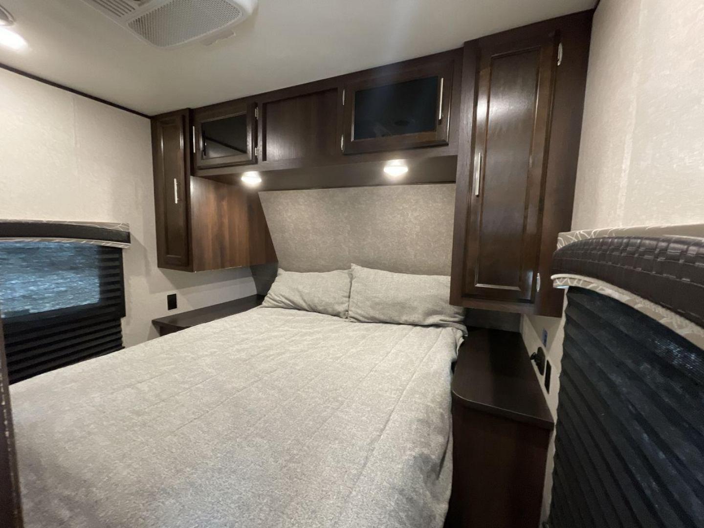 2019 JAYCO JAYFLIGHT 32RSBH (1UJBJ0BT0K1) , located at 4319 N Main Street, Cleburne, TX, 76033, (817) 221-0660, 32.435829, -97.384178 - Photo#17