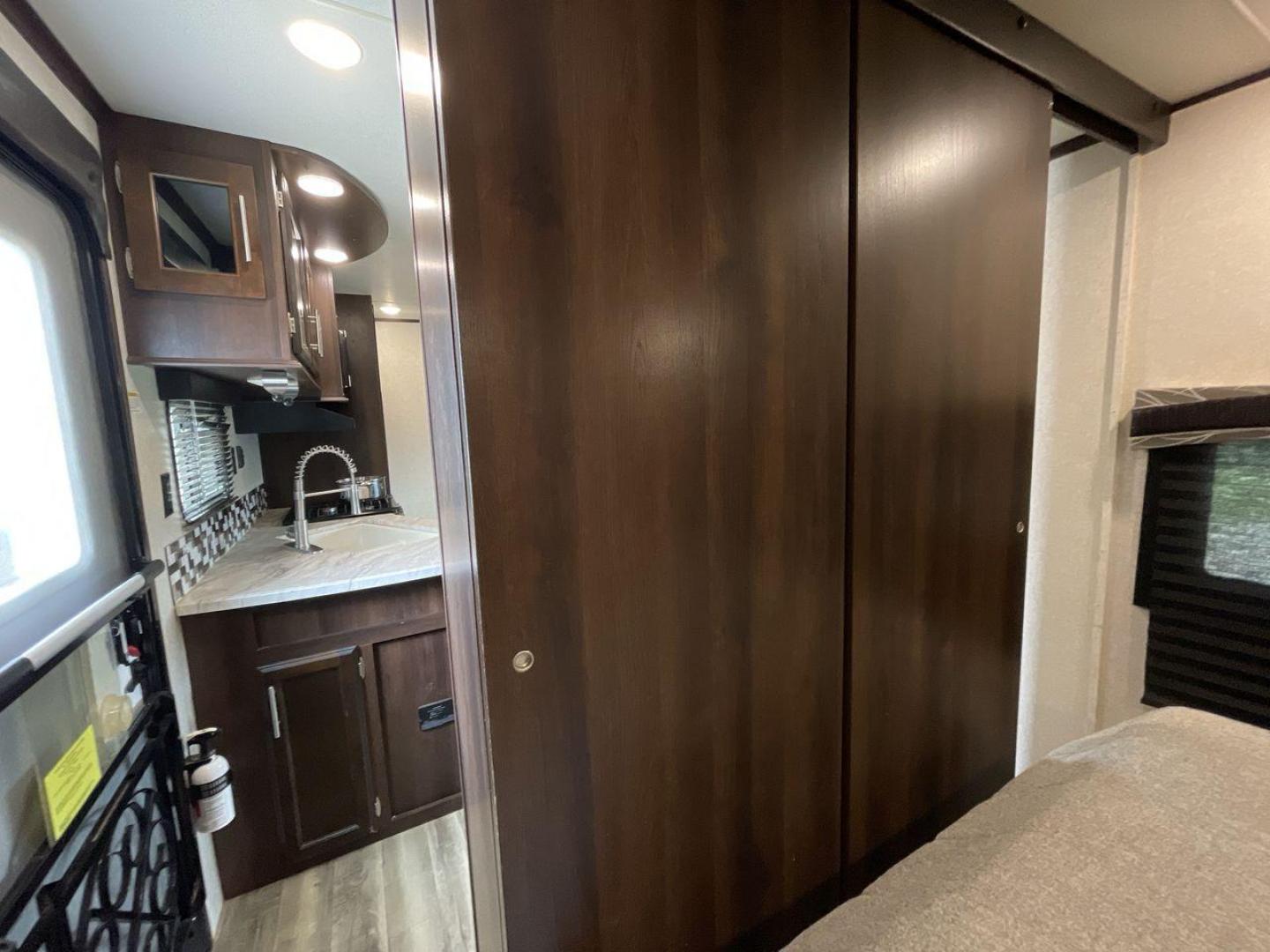 2019 JAYCO JAYFLIGHT 32RSBH (1UJBJ0BT0K1) , located at 4319 N Main Street, Cleburne, TX, 76033, (817) 221-0660, 32.435829, -97.384178 - Photo#18