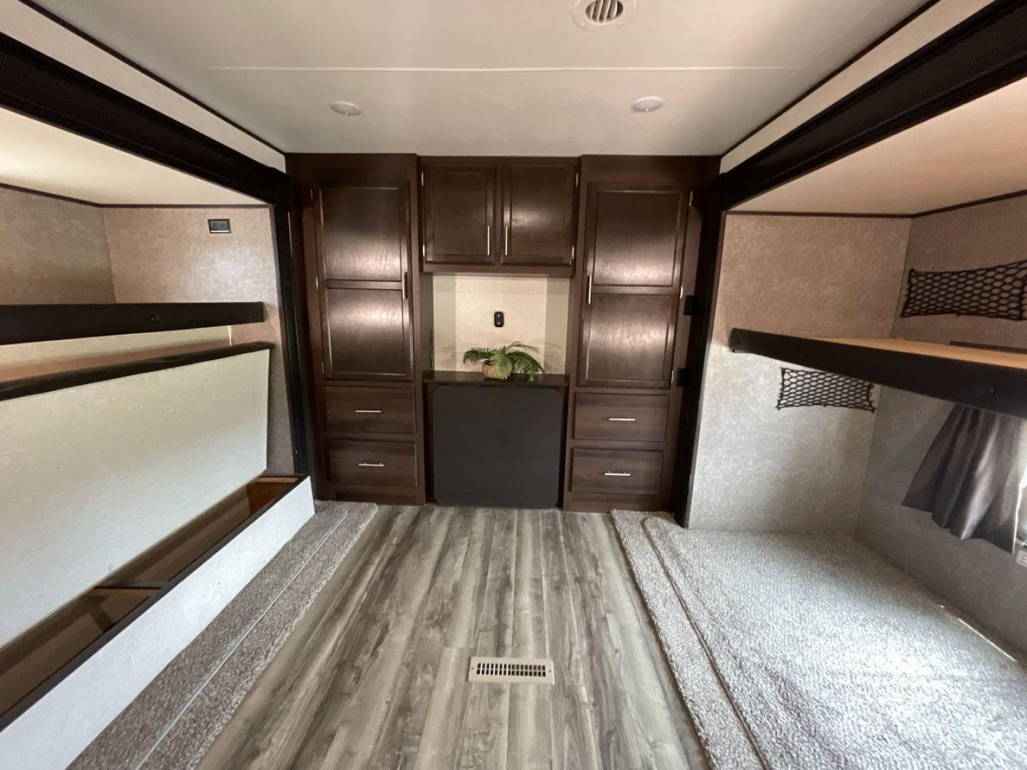 2019 JAYCO JAYFLIGHT 32RSBH (1UJBJ0BT0K1) , located at 4319 N Main Street, Cleburne, TX, 76033, (817) 221-0660, 32.435829, -97.384178 - Photo#19