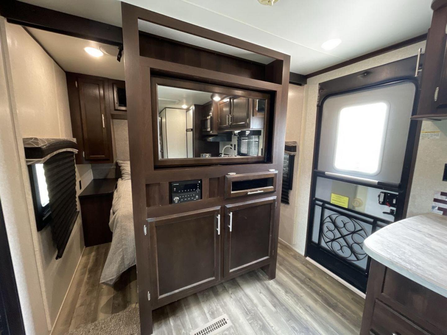 2019 JAYCO JAYFLIGHT 32RSBH (1UJBJ0BT0K1) , located at 4319 N Main Street, Cleburne, TX, 76033, (817) 221-0660, 32.435829, -97.384178 - Photo#20