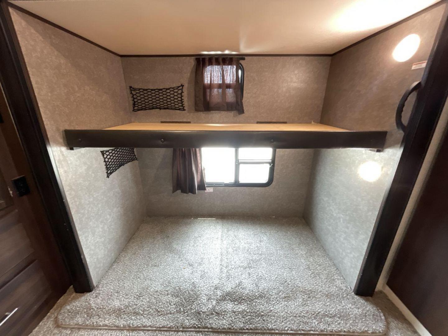 2019 JAYCO JAYFLIGHT 32RSBH (1UJBJ0BT0K1) , located at 4319 N Main Street, Cleburne, TX, 76033, (817) 221-0660, 32.435829, -97.384178 - Photo#21