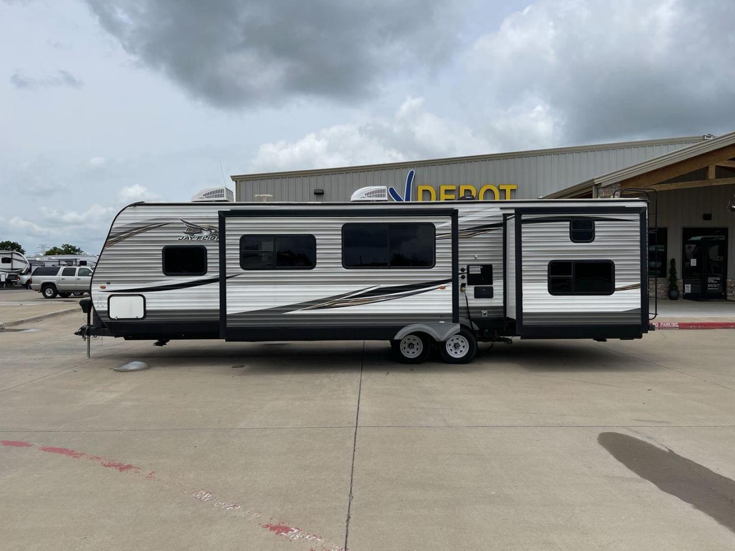 2019 JAYCO JAYFLIGHT 32RSBH (1UJBJ0BT0K1) , located at 4319 N Main Street, Cleburne, TX, 76033, (817) 221-0660, 32.435829, -97.384178 - Photo#26