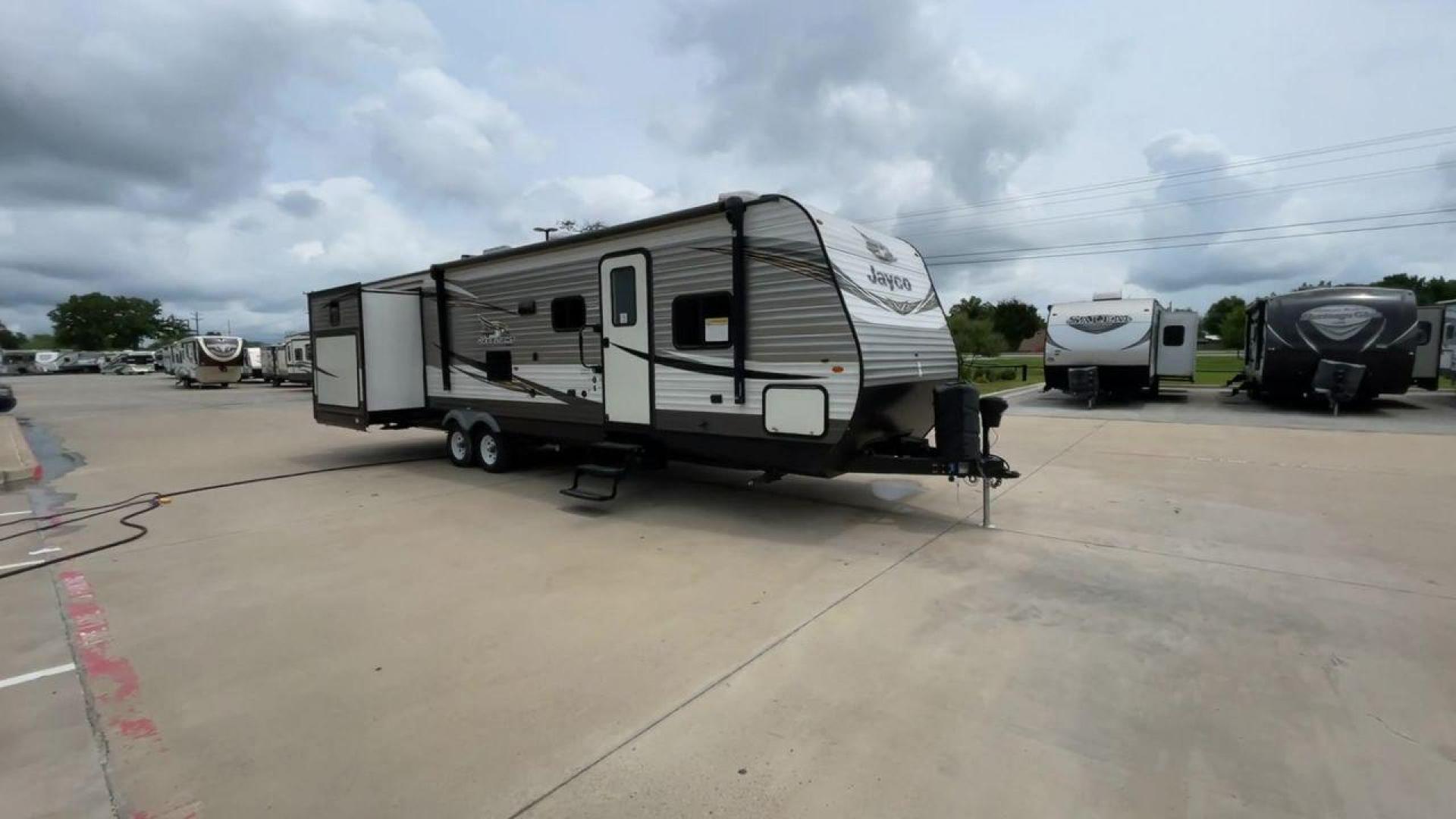 2019 JAYCO JAYFLIGHT 32RSBH (1UJBJ0BT0K1) , located at 4319 N Main Street, Cleburne, TX, 76033, (817) 221-0660, 32.435829, -97.384178 - Photo#3