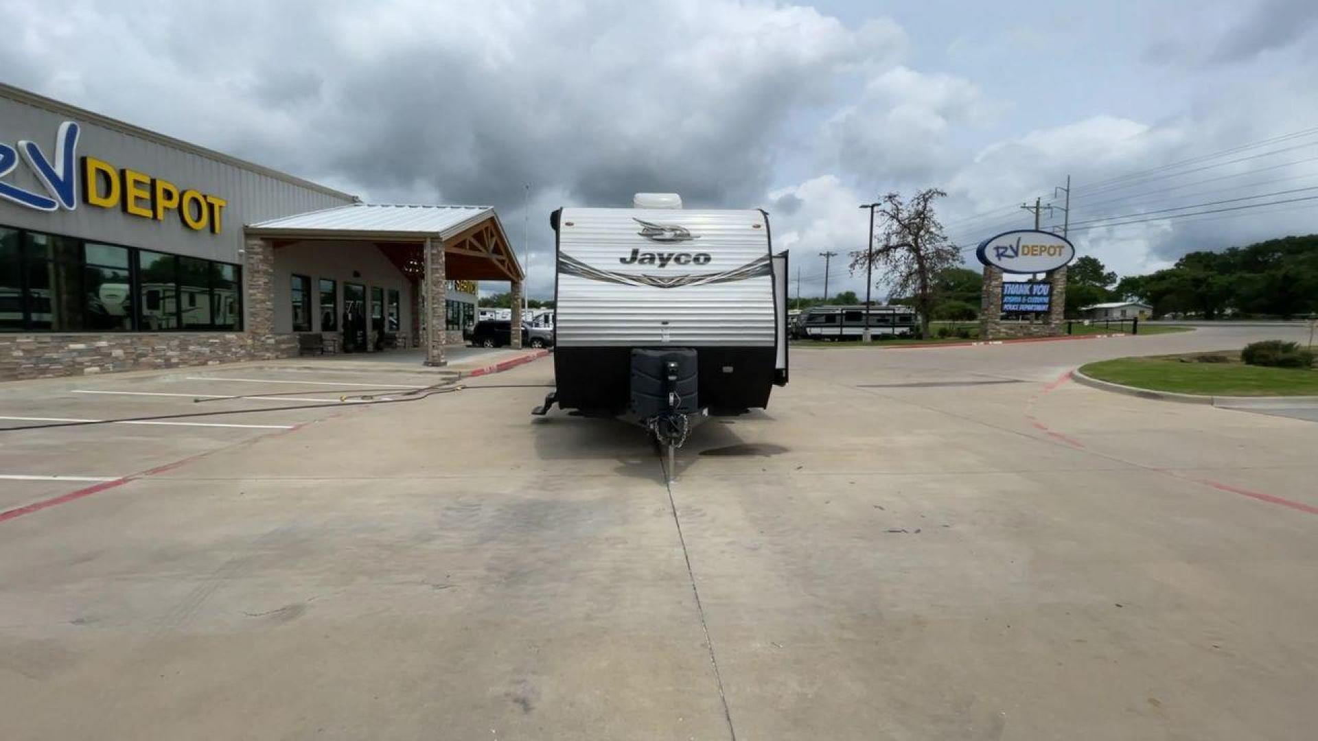 2019 JAYCO JAYFLIGHT 32RSBH (1UJBJ0BT0K1) , located at 4319 N Main Street, Cleburne, TX, 76033, (817) 221-0660, 32.435829, -97.384178 - Photo#4