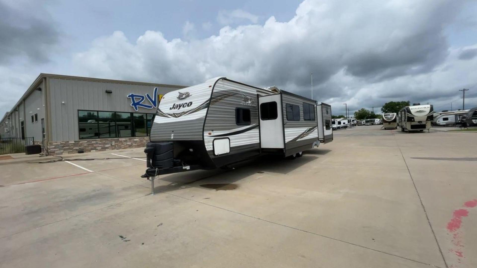 2019 JAYCO JAYFLIGHT 32RSBH (1UJBJ0BT0K1) , located at 4319 N Main Street, Cleburne, TX, 76033, (817) 221-0660, 32.435829, -97.384178 - Photo#5