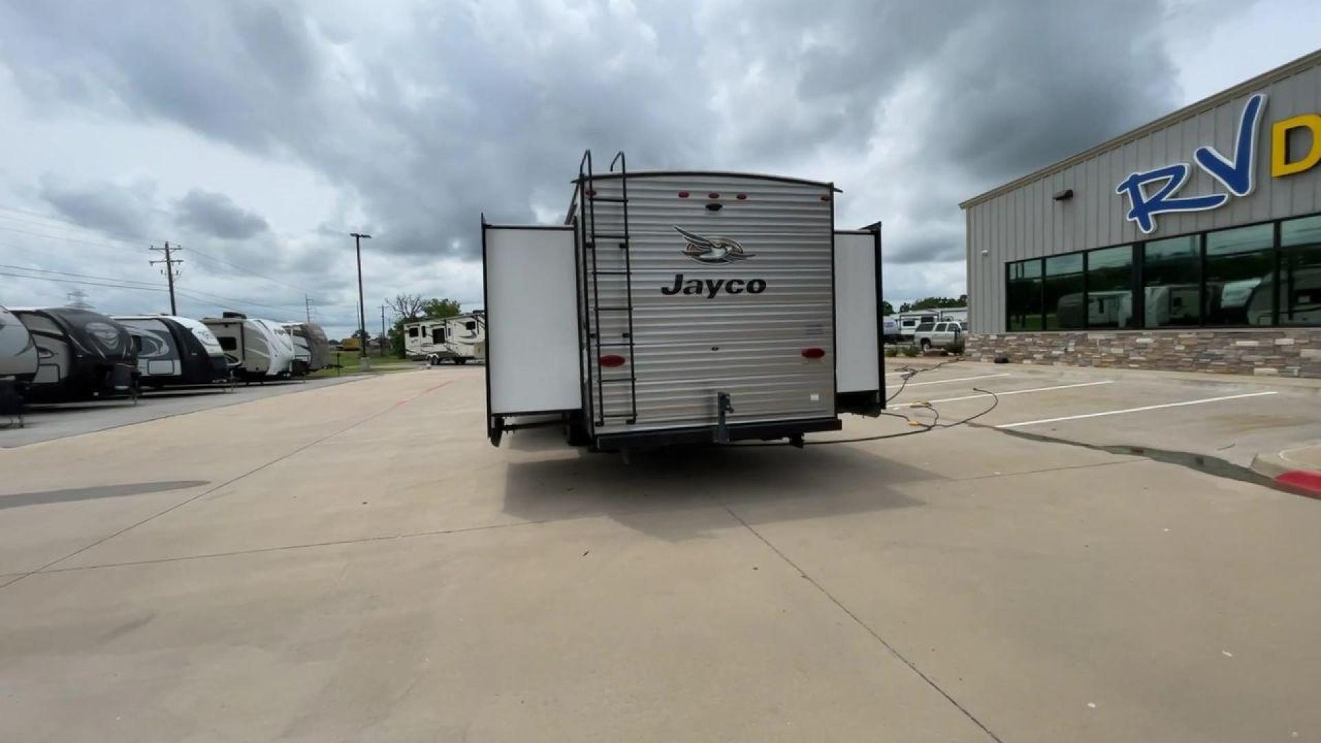 2019 JAYCO JAYFLIGHT 32RSBH (1UJBJ0BT0K1) , located at 4319 N Main Street, Cleburne, TX, 76033, (817) 221-0660, 32.435829, -97.384178 - Photo#8