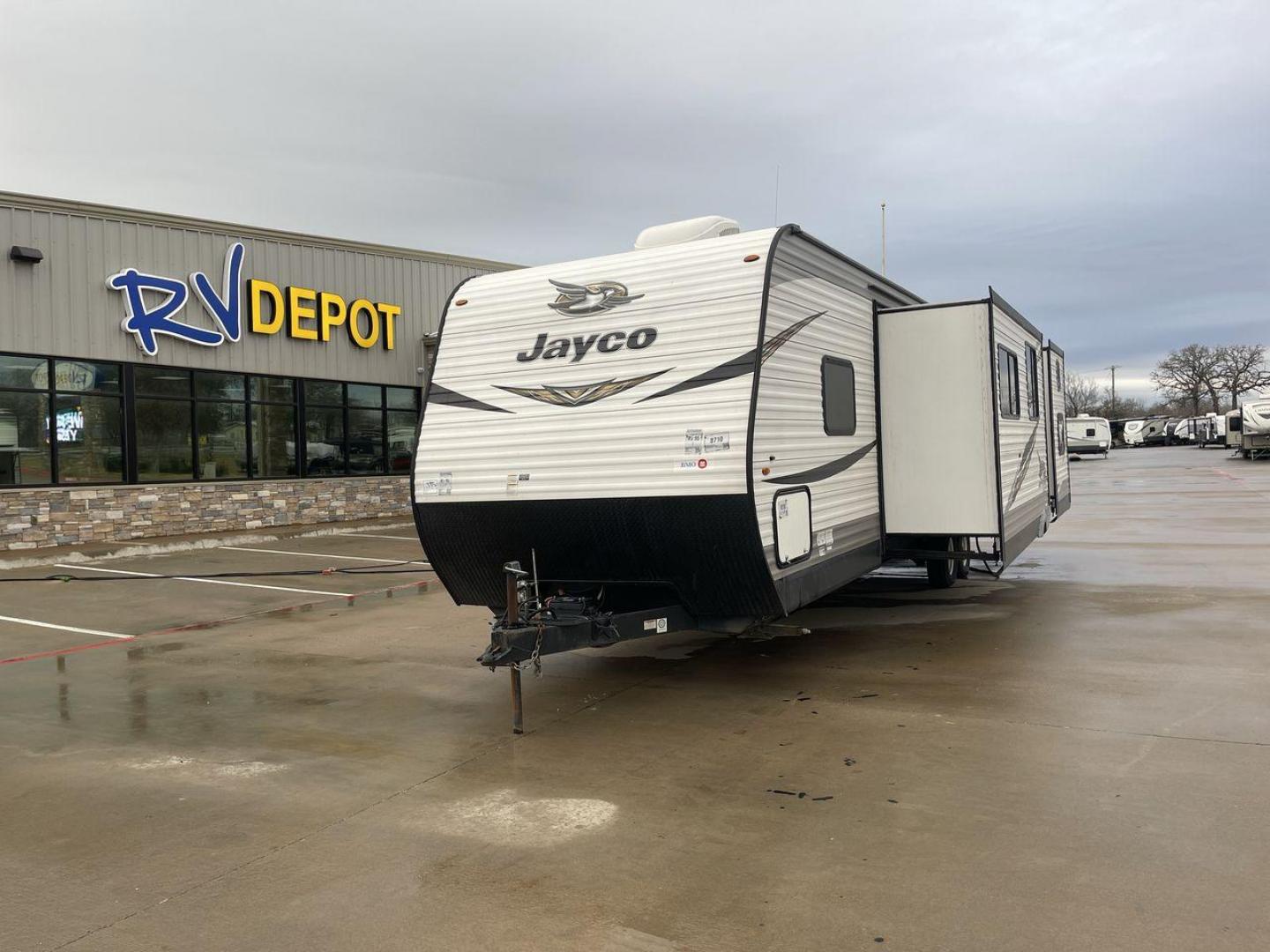 2019 JAYCO JAY FLIGHT 36BHS (1UJBJ0BT3K1) , located at 4319 N Main Street, Cleburne, TX, 76033, (817) 221-0660, 32.435829, -97.384178 - Photo#0