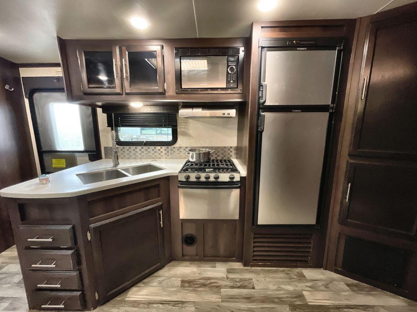 2019 JAYCO WHITE HAWK 31BH (1UJBJ0BT7K1) , Length: 37.5 ft. | Dry Weight: 7,715 lbs. | Gross Weight: 9,500 lbs. | Slides: 2 transmission, located at 4319 N Main Street, Cleburne, TX, 76033, (817) 221-0660, 32.435829, -97.384178 - The 2019 Jayco White Hawk 31BH is a spacious and family-friendly travel trailer designed for comfort and versatility. This model features two slide-outs, providing an expansive interior space. The White Hawk 31BH accommodates up to 10 people, making it ideal for family and friends. The rear bunkhous - Photo#9