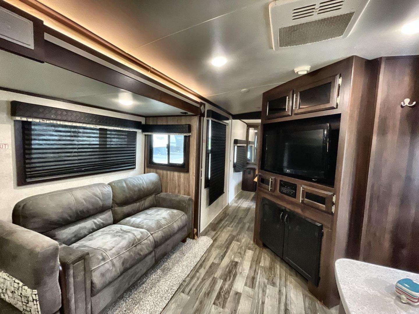 2019 JAYCO WHITE HAWK 31BH (1UJBJ0BT7K1) , Length: 37.5 ft. | Dry Weight: 7,715 lbs. | Gross Weight: 9,500 lbs. | Slides: 2 transmission, located at 4319 N Main Street, Cleburne, TX, 76033, (817) 221-0660, 32.435829, -97.384178 - The 2019 Jayco White Hawk 31BH is a spacious and family-friendly travel trailer designed for comfort and versatility. This model features two slide-outs, providing an expansive interior space. The White Hawk 31BH accommodates up to 10 people, making it ideal for family and friends. The rear bunkhous - Photo#10