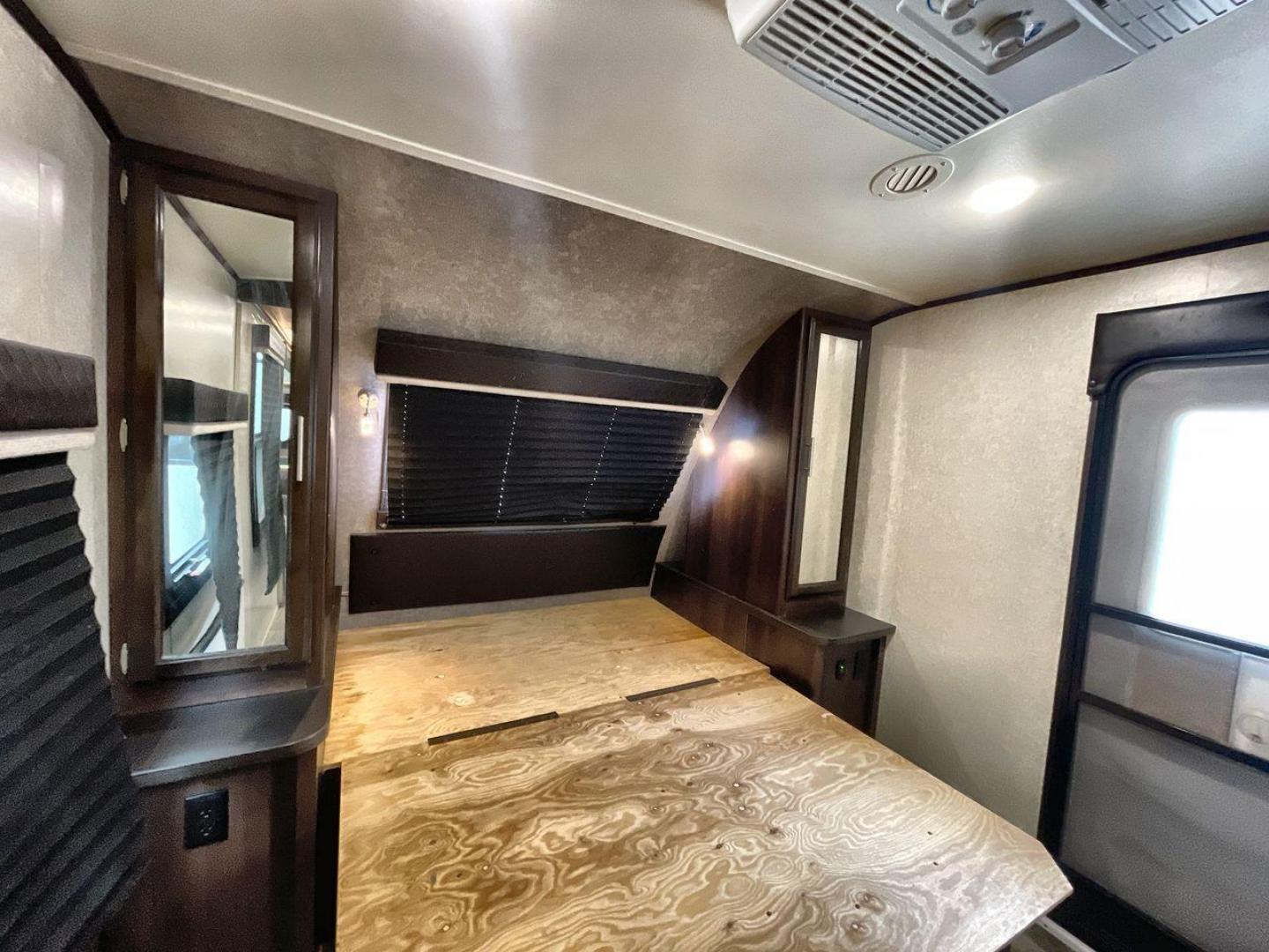 2019 JAYCO WHITE HAWK 31BH (1UJBJ0BT7K1) , Length: 37.5 ft. | Dry Weight: 7,715 lbs. | Gross Weight: 9,500 lbs. | Slides: 2 transmission, located at 4319 N Main Street, Cleburne, TX, 76033, (817) 221-0660, 32.435829, -97.384178 - The 2019 Jayco White Hawk 31BH is a spacious and family-friendly travel trailer designed for comfort and versatility. This model features two slide-outs, providing an expansive interior space. The White Hawk 31BH accommodates up to 10 people, making it ideal for family and friends. The rear bunkhous - Photo#16