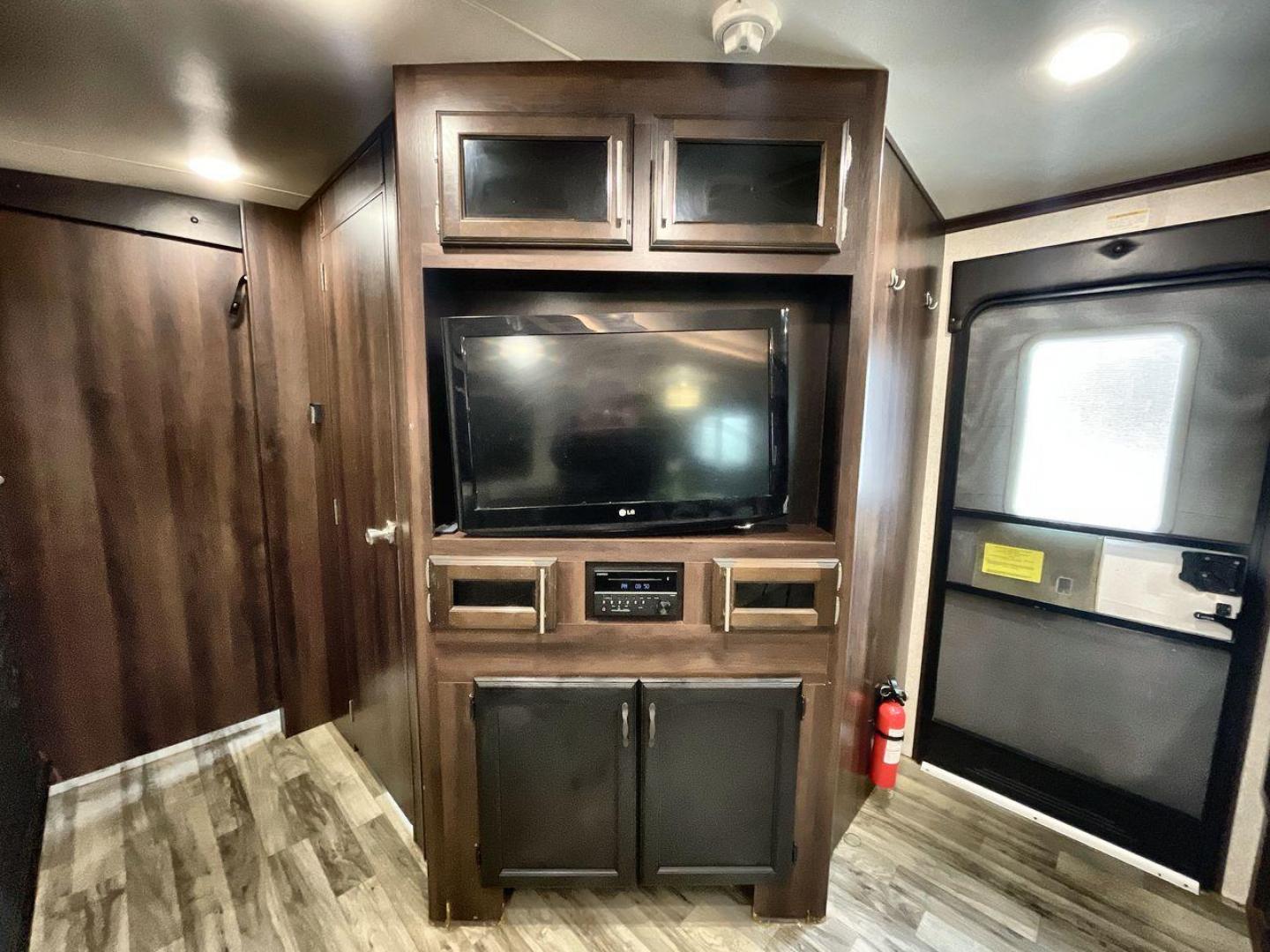 2019 JAYCO WHITE HAWK 31BH (1UJBJ0BT7K1) , Length: 37.5 ft. | Dry Weight: 7,715 lbs. | Gross Weight: 9,500 lbs. | Slides: 2 transmission, located at 4319 N Main Street, Cleburne, TX, 76033, (817) 221-0660, 32.435829, -97.384178 - The 2019 Jayco White Hawk 31BH is a spacious and family-friendly travel trailer designed for comfort and versatility. This model features two slide-outs, providing an expansive interior space. The White Hawk 31BH accommodates up to 10 people, making it ideal for family and friends. The rear bunkhous - Photo#19