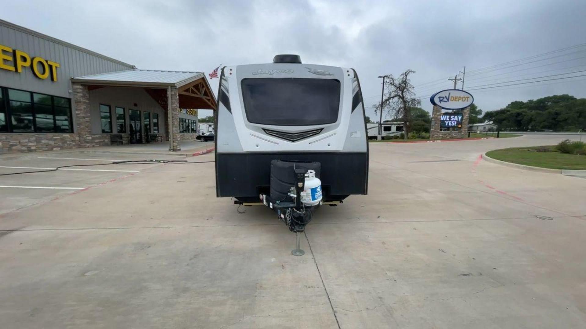 2019 JAYCO WHITE HAWK 31BH (1UJBJ0BT7K1) , Length: 37.5 ft. | Dry Weight: 7,715 lbs. | Gross Weight: 9,500 lbs. | Slides: 2 transmission, located at 4319 N Main Street, Cleburne, TX, 76033, (817) 221-0660, 32.435829, -97.384178 - The 2019 Jayco White Hawk 31BH is a spacious and family-friendly travel trailer designed for comfort and versatility. This model features two slide-outs, providing an expansive interior space. The White Hawk 31BH accommodates up to 10 people, making it ideal for family and friends. The rear bunkhous - Photo#4