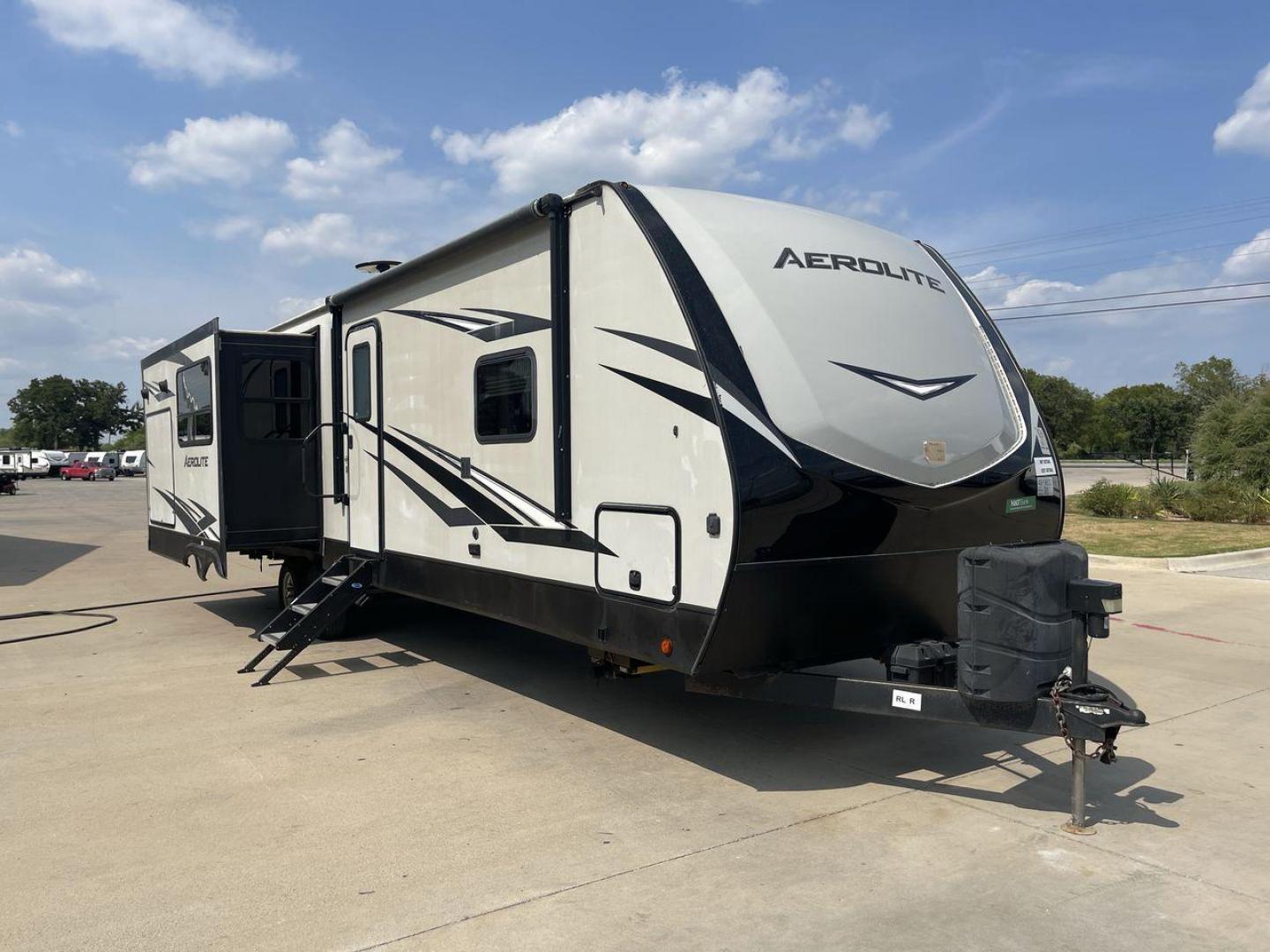 2019 KEYSTONE AEROLITE 330RL (4YDT33022KP) , Length: 38 ft. | Dry Weight: 8,778 lbs. | Slides: 3 transmission, located at 4319 N Main Street, Cleburne, TX, 76033, (817) 221-0660, 32.435829, -97.384178 - The 2019 Keystone Aerolite 330RL is a luxurious travel trailer that offers both comfort and functionality. At 38 feet in length and a dry weight of 8,778 lbs., this unit features three slide-outs that expand the living space, providing a roomy and comfortable interior. The living area is designed wi - Photo#23