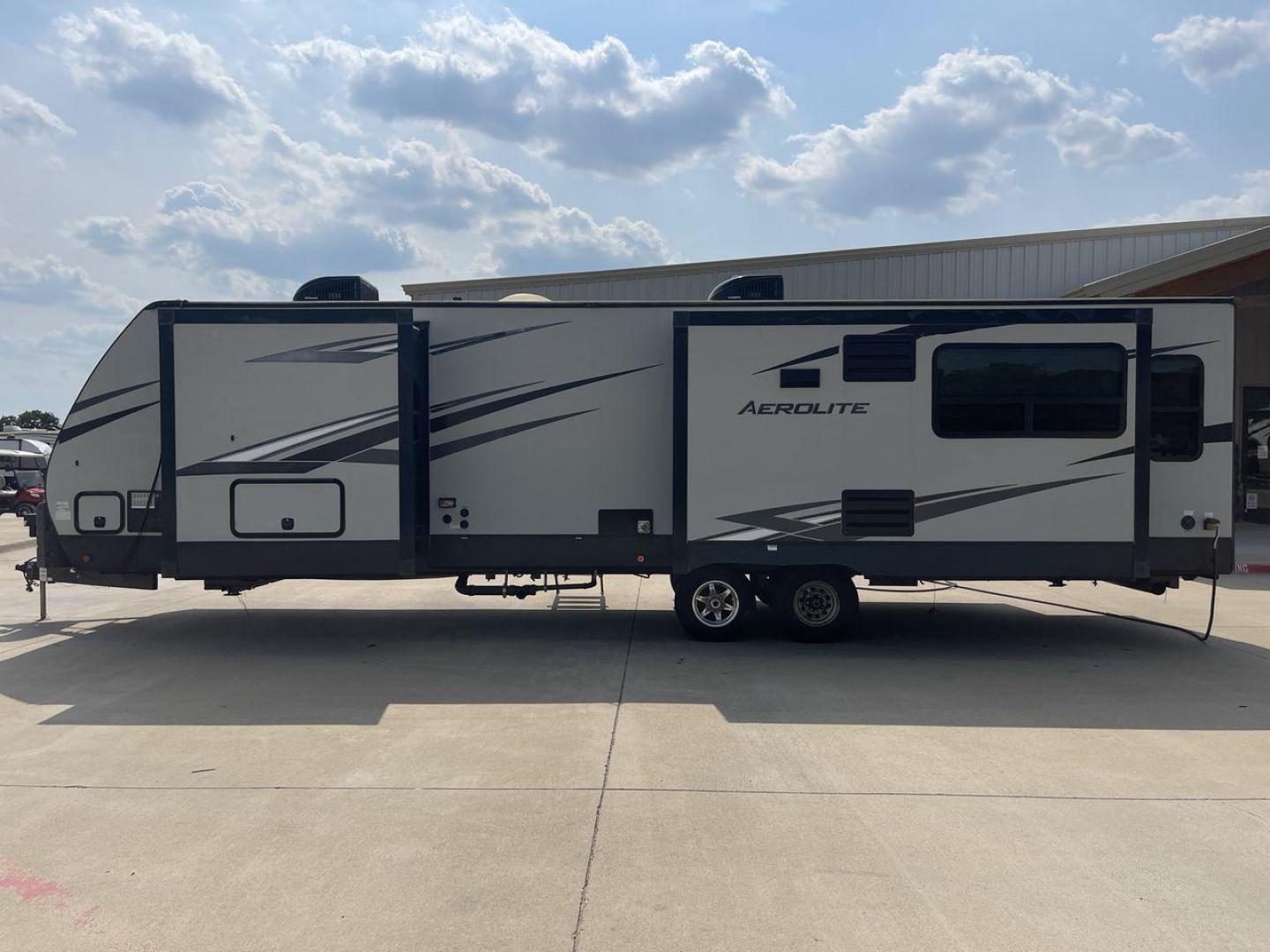 2019 KEYSTONE AEROLITE 330RL (4YDT33022KP) , Length: 38 ft. | Dry Weight: 8,778 lbs. | Slides: 3 transmission, located at 4319 N Main Street, Cleburne, TX, 76033, (817) 221-0660, 32.435829, -97.384178 - Photo#24