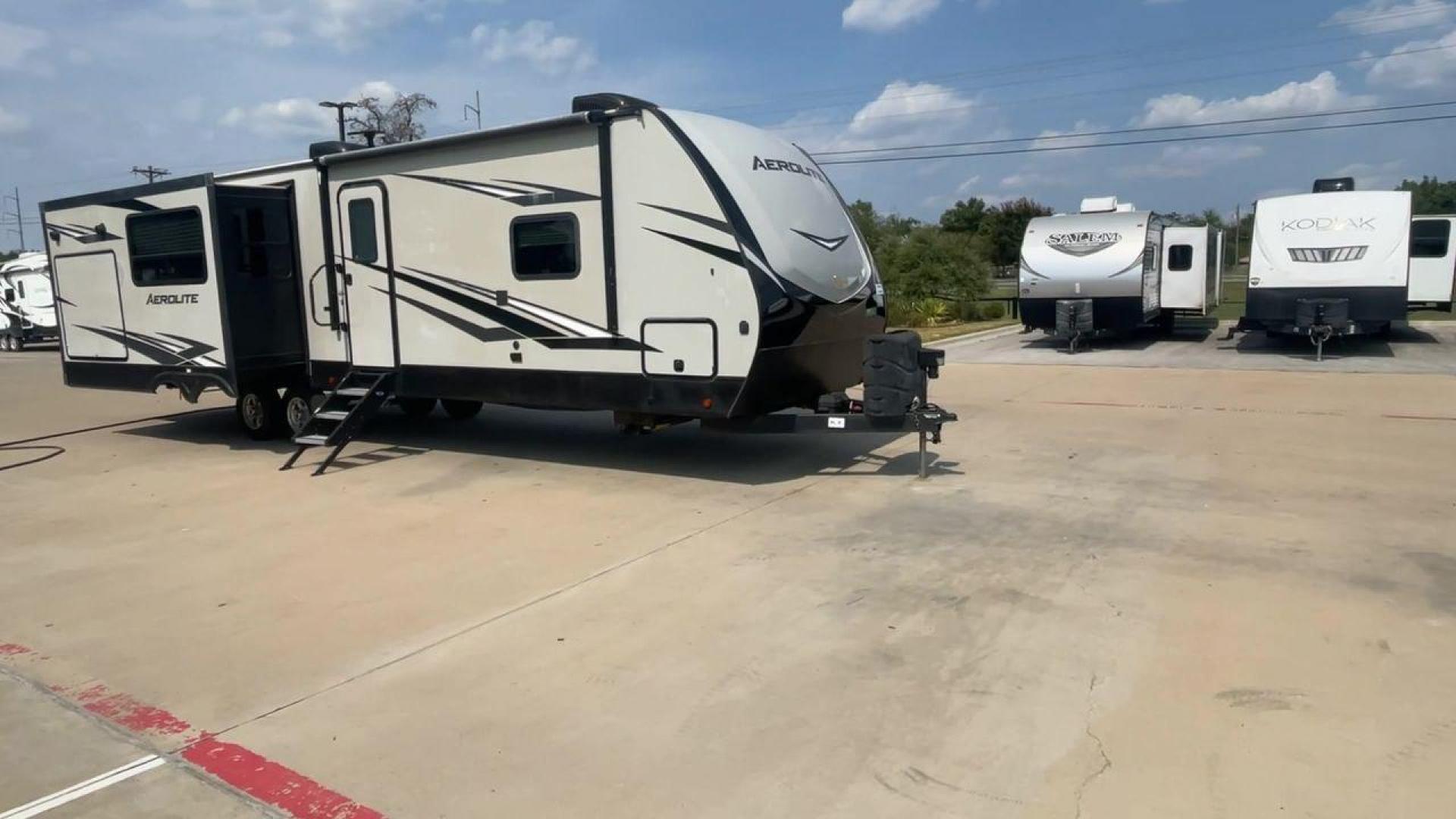 2019 KEYSTONE AEROLITE 330RL (4YDT33022KP) , Length: 38 ft. | Dry Weight: 8,778 lbs. | Slides: 3 transmission, located at 4319 N Main Street, Cleburne, TX, 76033, (817) 221-0660, 32.435829, -97.384178 - Photo#3