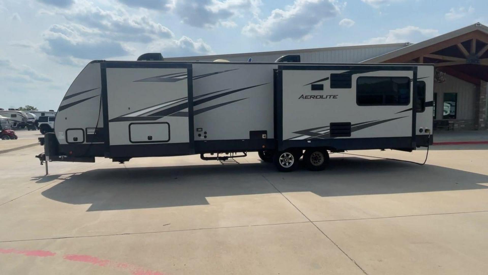 2019 KEYSTONE AEROLITE 330RL (4YDT33022KP) , Length: 38 ft. | Dry Weight: 8,778 lbs. | Slides: 3 transmission, located at 4319 N Main Street, Cleburne, TX, 76033, (817) 221-0660, 32.435829, -97.384178 - Photo#6