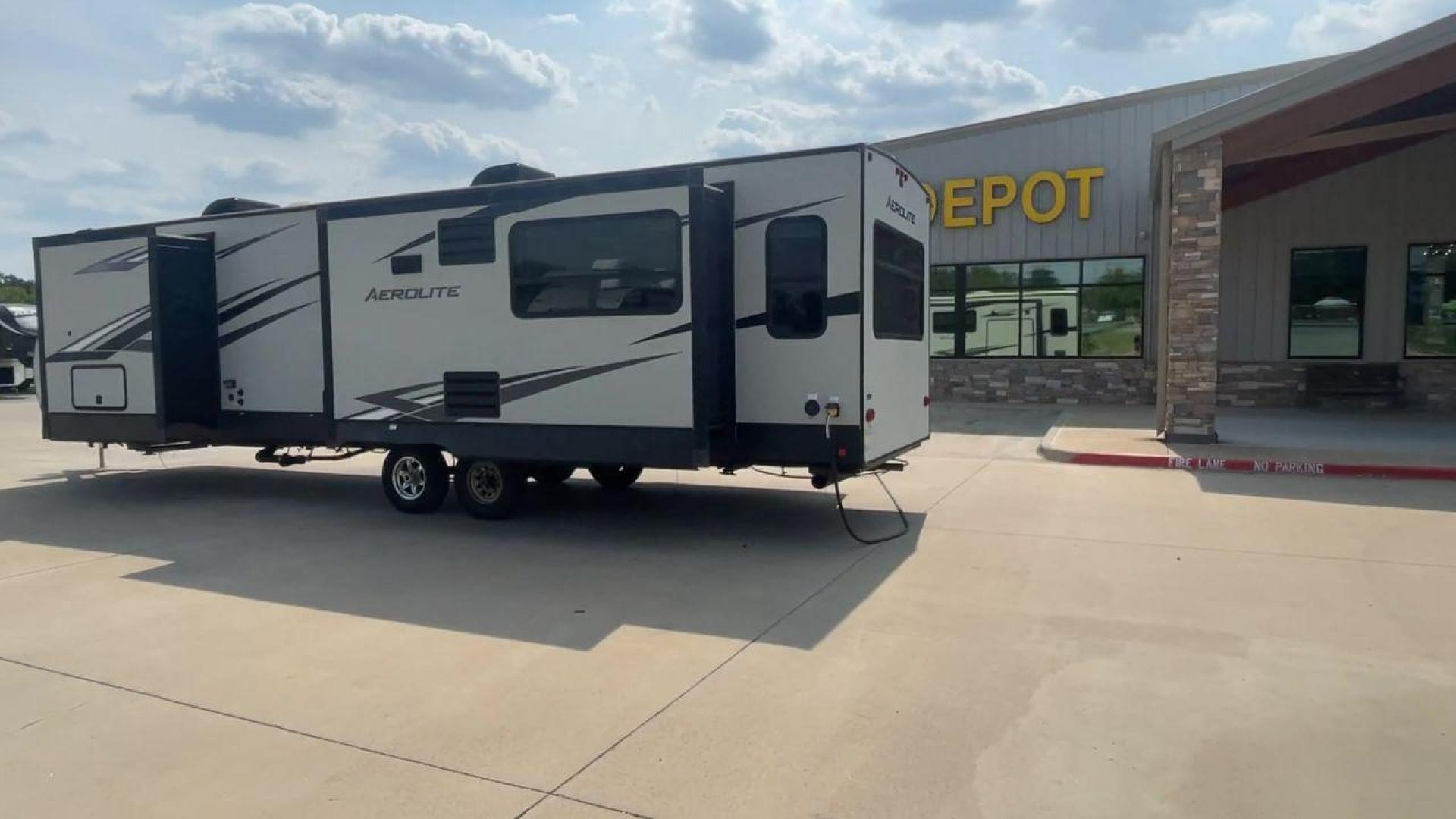 2019 KEYSTONE AEROLITE 330RL (4YDT33022KP) , Length: 38 ft. | Dry Weight: 8,778 lbs. | Slides: 3 transmission, located at 4319 N Main Street, Cleburne, TX, 76033, (817) 221-0660, 32.435829, -97.384178 - Photo#7