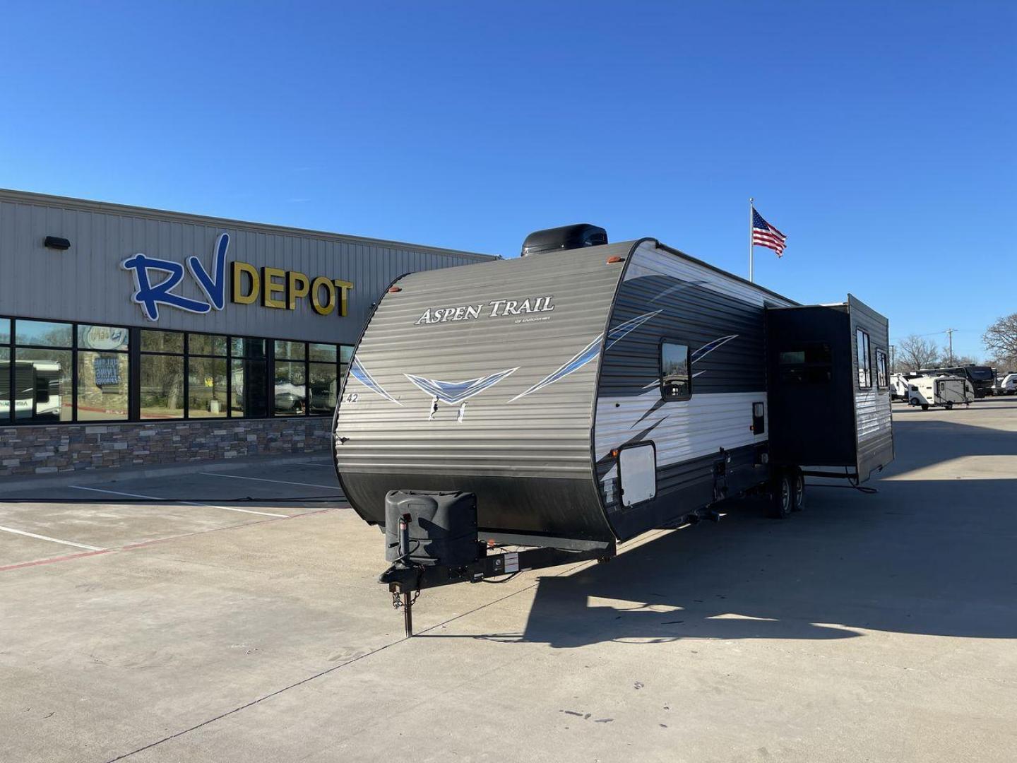 2019 WHITE KEYSTONE ASPEN TRAIL 3070RLS (4YDT30723K8) , Length: 34.92 ft. | Dry Weight: 7,333 lbs. | Slides: 2 transmission, located at 4319 N Main Street, Cleburne, TX, 76033, (817) 221-0660, 32.435829, -97.384178 - The 2019 Aspen Trail 3070RLS by Keystone is a meticulously designed travel trailer that combines style and functionality. With dimensions measuring 34.92 ft in length, 8 ft in width, 11.17 ft in height, and an interior height of 6.83 ft, this unit ensures a spacious and comfortable living experienc - Photo#0