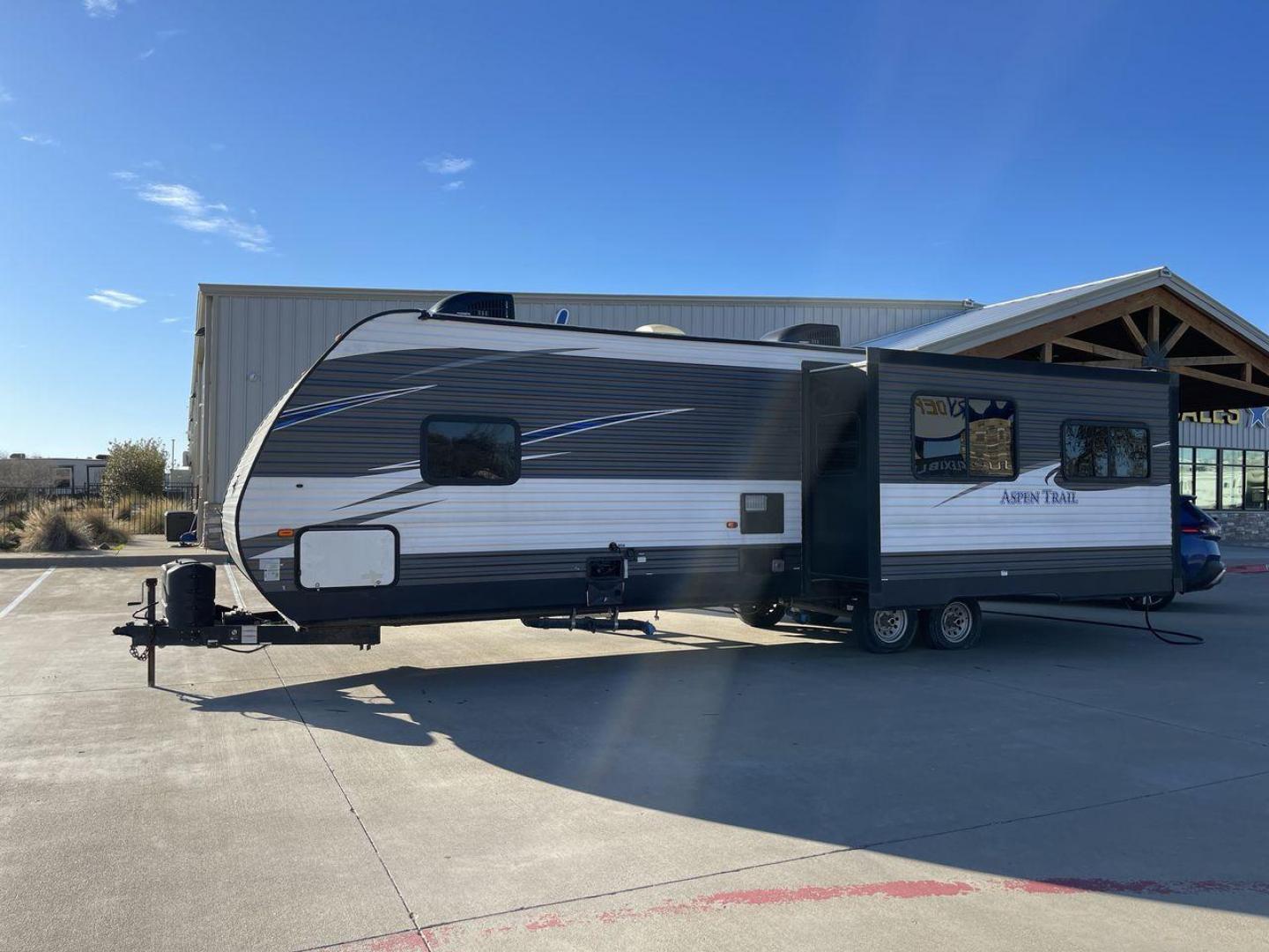 2019 WHITE KEYSTONE ASPEN TRAIL 3070RLS (4YDT30723K8) , Length: 34.92 ft. | Dry Weight: 7,333 lbs. | Slides: 2 transmission, located at 4319 N Main Street, Cleburne, TX, 76033, (817) 221-0660, 32.435829, -97.384178 - The 2019 Aspen Trail 3070RLS by Keystone is a meticulously designed travel trailer that combines style and functionality. With dimensions measuring 34.92 ft in length, 8 ft in width, 11.17 ft in height, and an interior height of 6.83 ft, this unit ensures a spacious and comfortable living experienc - Photo#22