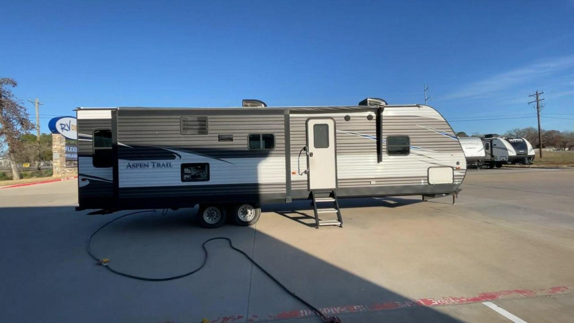 2019 WHITE KEYSTONE ASPEN TRAIL 3070RLS (4YDT30723K8) , Length: 34.92 ft. | Dry Weight: 7,333 lbs. | Slides: 2 transmission, located at 4319 N Main Street, Cleburne, TX, 76033, (817) 221-0660, 32.435829, -97.384178 - The 2019 Aspen Trail 3070RLS by Keystone is a meticulously designed travel trailer that combines style and functionality. With dimensions measuring 34.92 ft in length, 8 ft in width, 11.17 ft in height, and an interior height of 6.83 ft, this unit ensures a spacious and comfortable living experienc - Photo#2