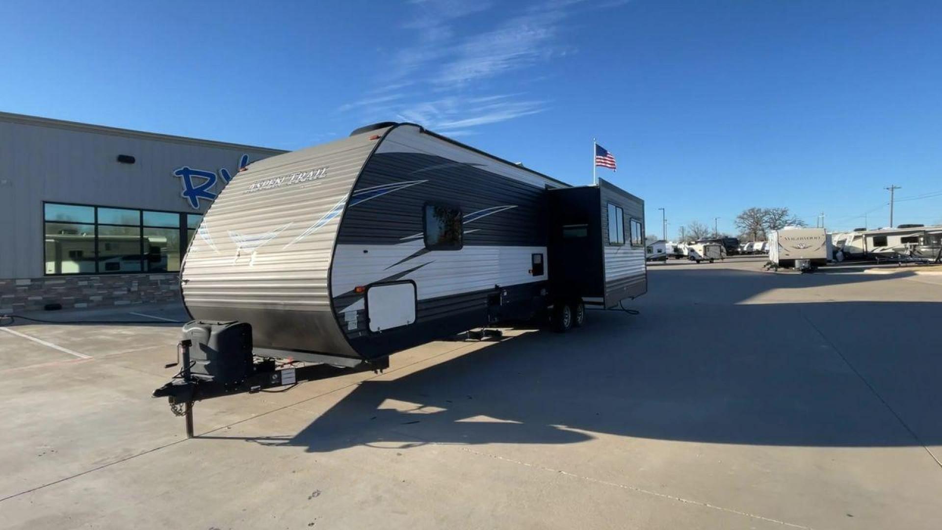 2019 WHITE KEYSTONE ASPEN TRAIL 3070RLS (4YDT30723K8) , Length: 34.92 ft. | Dry Weight: 7,333 lbs. | Slides: 2 transmission, located at 4319 N Main Street, Cleburne, TX, 76033, (817) 221-0660, 32.435829, -97.384178 - The 2019 Aspen Trail 3070RLS by Keystone is a meticulously designed travel trailer that combines style and functionality. With dimensions measuring 34.92 ft in length, 8 ft in width, 11.17 ft in height, and an interior height of 6.83 ft, this unit ensures a spacious and comfortable living experienc - Photo#5