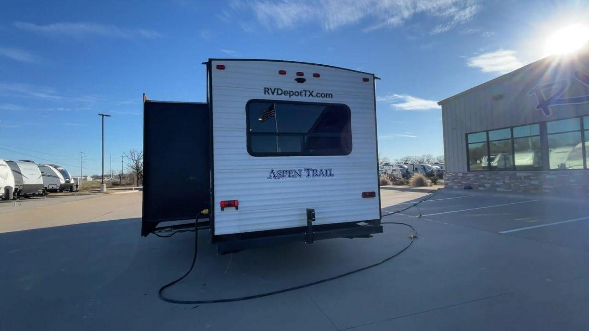 2019 WHITE KEYSTONE ASPEN TRAIL 3070RLS (4YDT30723K8) , Length: 34.92 ft. | Dry Weight: 7,333 lbs. | Slides: 2 transmission, located at 4319 N Main Street, Cleburne, TX, 76033, (817) 221-0660, 32.435829, -97.384178 - The 2019 Aspen Trail 3070RLS by Keystone is a meticulously designed travel trailer that combines style and functionality. With dimensions measuring 34.92 ft in length, 8 ft in width, 11.17 ft in height, and an interior height of 6.83 ft, this unit ensures a spacious and comfortable living experienc - Photo#8