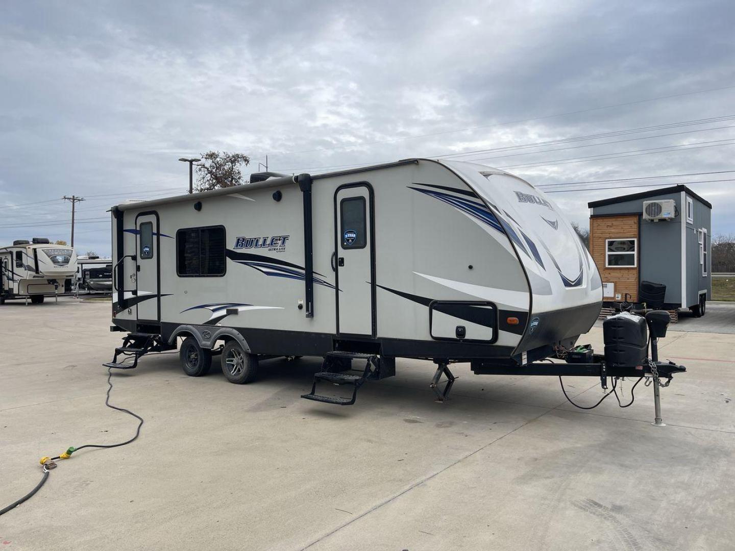 2019 KEYSTONE BULLET 248RKS (4YDT24821KT) , located at 4319 N Main Street, Cleburne, TX, 76033, (817) 221-0660, 32.435829, -97.384178 - Discover extra features that contribute to making this RV an ideal investment. (1) Both the front and rear of the trailer have entry doors, providing convenient access and potentially enhancing ventilation options. (2) The 2019 Keystone Bullet 248RKS is significantly lighter than many similar-s - Photo#21