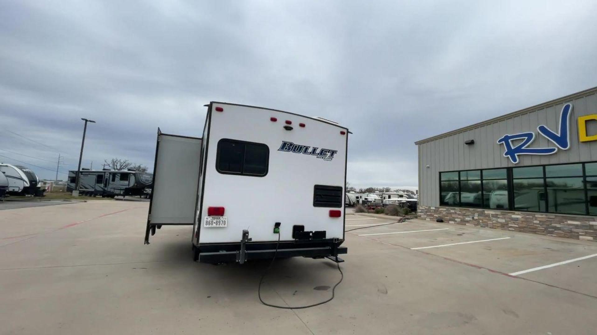 2019 KEYSTONE BULLET 248RKS (4YDT24821KT) , located at 4319 N Main Street, Cleburne, TX, 76033, (817) 221-0660, 32.435829, -97.384178 - Discover extra features that contribute to making this RV an ideal investment. (1) Both the front and rear of the trailer have entry doors, providing convenient access and potentially enhancing ventilation options. (2) The 2019 Keystone Bullet 248RKS is significantly lighter than many similar-s - Photo#8