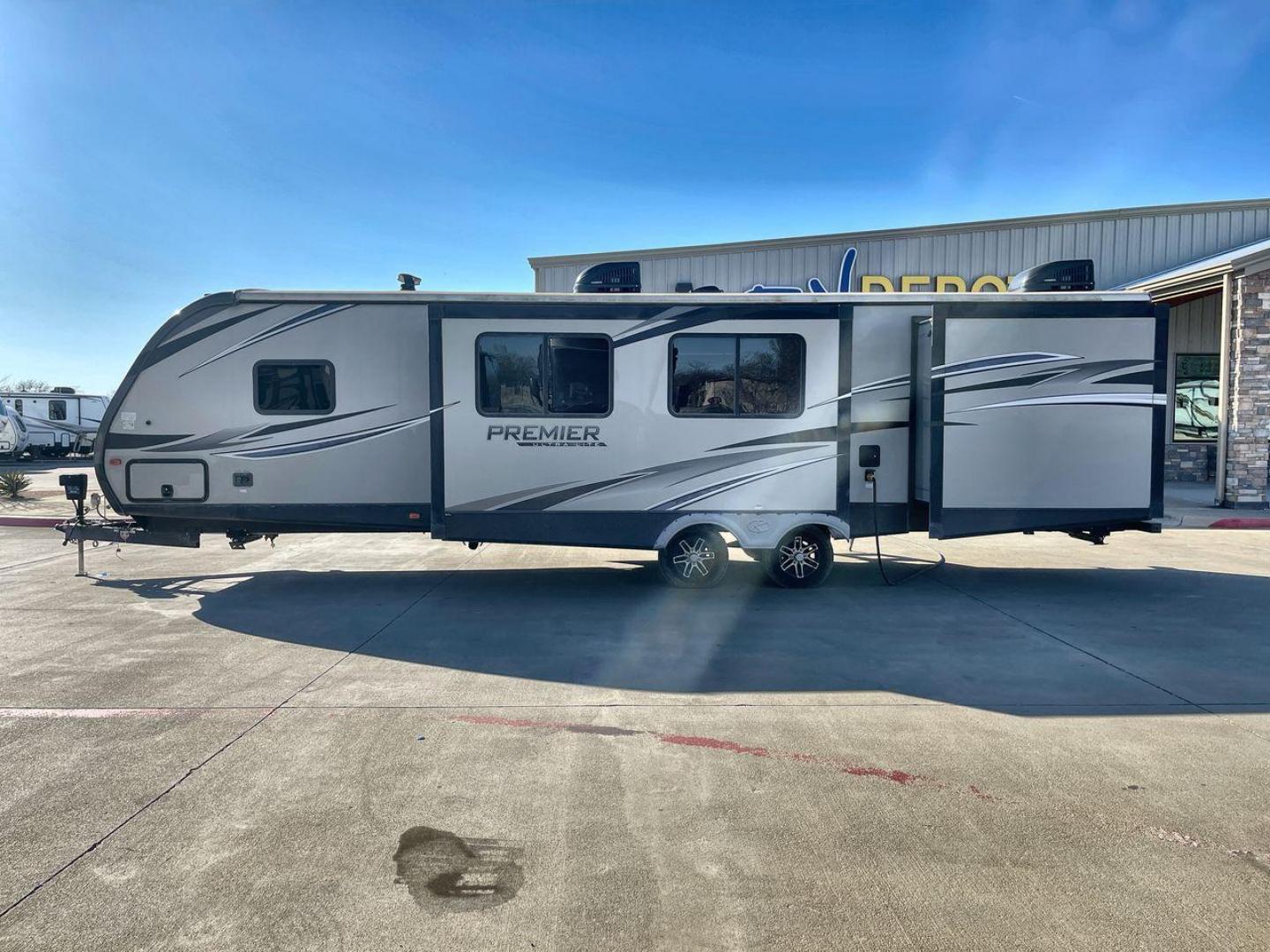 2019 KEYSTONE BULLET 34BIPR (4YDT34B28KD) , Length: 38.08 ft. | Dry Weight: 7,285 lbs. | Gross Weight: 9,400 lbs. | Slides: 3 transmission, located at 4319 N Main Street, Cleburne, TX, 76033, (817) 221-0660, 32.435829, -97.384178 - Photo#24