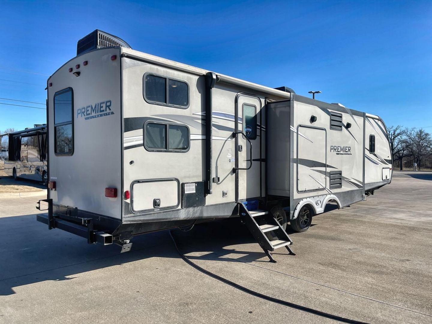 2019 KEYSTONE BULLET 34BIPR (4YDT34B28KD) , Length: 38.08 ft. | Dry Weight: 7,285 lbs. | Gross Weight: 9,400 lbs. | Slides: 3 transmission, located at 4319 N Main Street, Cleburne, TX, 76033, (817) 221-0660, 32.435829, -97.384178 - Photo#25