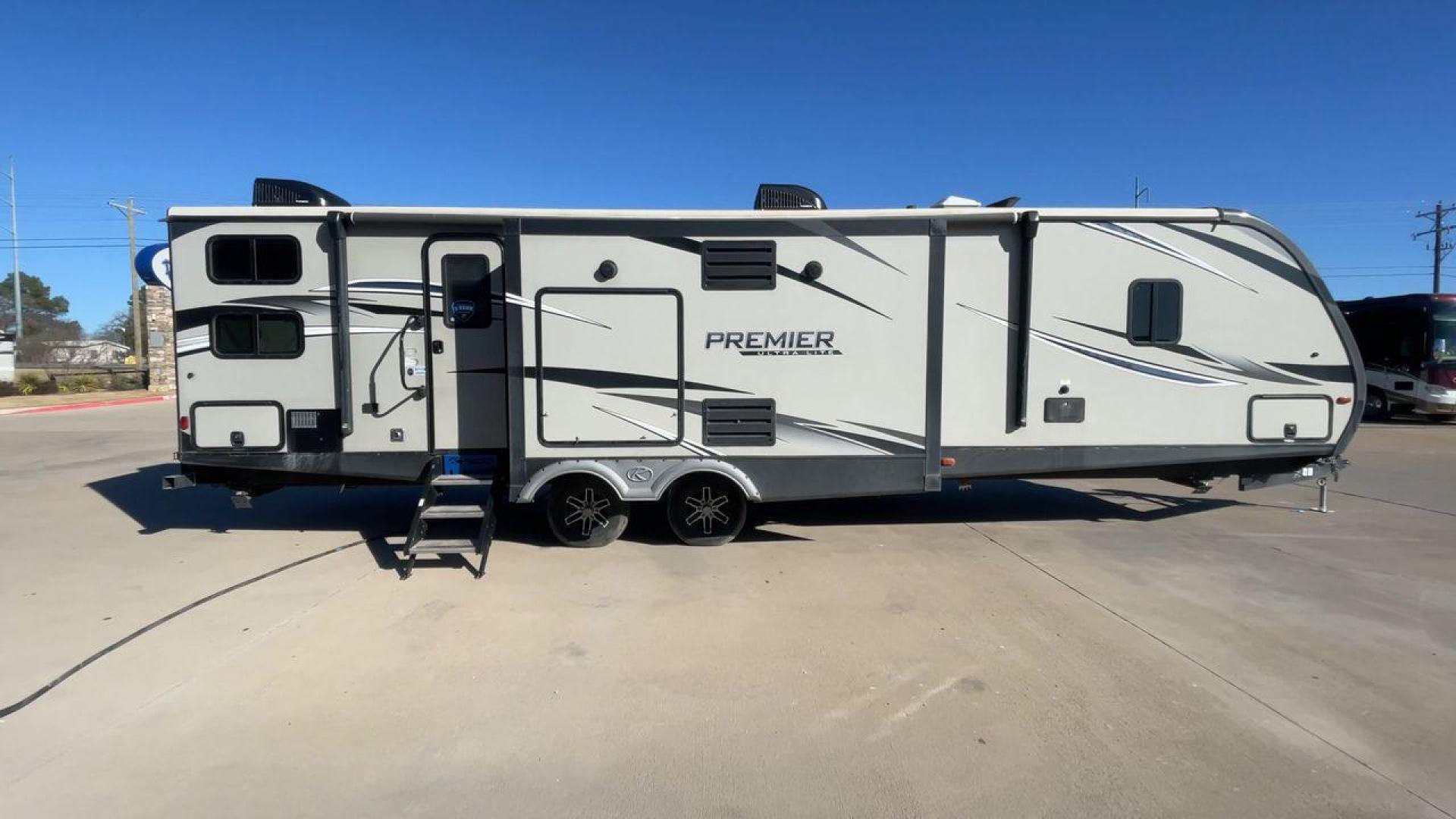 2019 KEYSTONE BULLET 34BIPR (4YDT34B28KD) , Length: 38.08 ft. | Dry Weight: 7,285 lbs. | Gross Weight: 9,400 lbs. | Slides: 3 transmission, located at 4319 N Main Street, Cleburne, TX, 76033, (817) 221-0660, 32.435829, -97.384178 - Photo#2