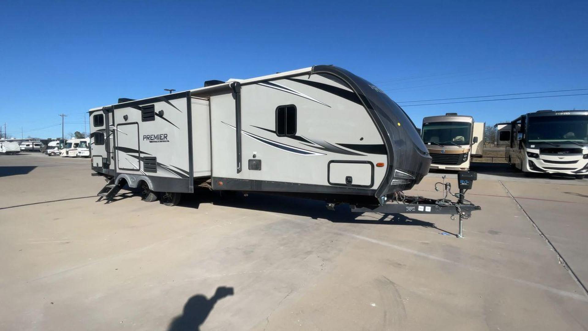 2019 KEYSTONE BULLET 34BIPR (4YDT34B28KD) , Length: 38.08 ft. | Dry Weight: 7,285 lbs. | Gross Weight: 9,400 lbs. | Slides: 3 transmission, located at 4319 N Main Street, Cleburne, TX, 76033, (817) 221-0660, 32.435829, -97.384178 - Photo#3