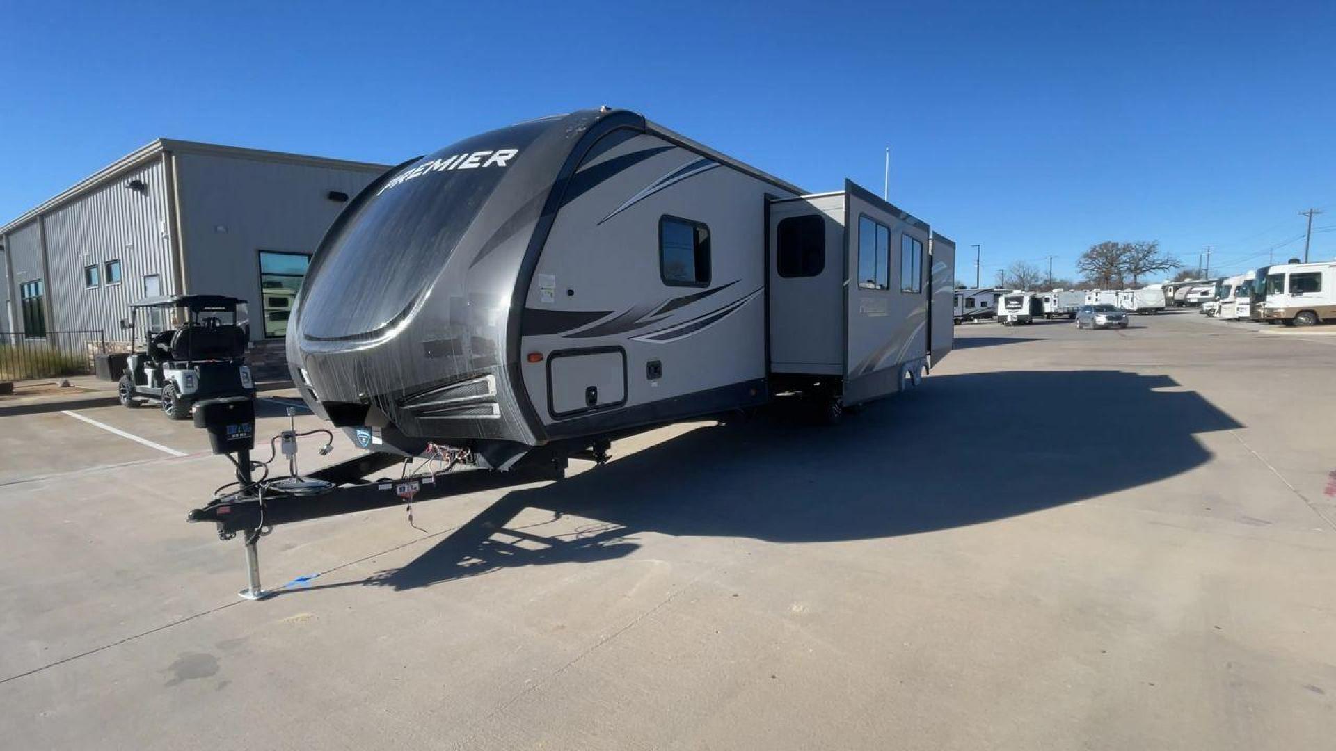 2019 KEYSTONE BULLET 34BIPR (4YDT34B28KD) , Length: 38.08 ft. | Dry Weight: 7,285 lbs. | Gross Weight: 9,400 lbs. | Slides: 3 transmission, located at 4319 N Main Street, Cleburne, TX, 76033, (817) 221-0660, 32.435829, -97.384178 - Photo#5